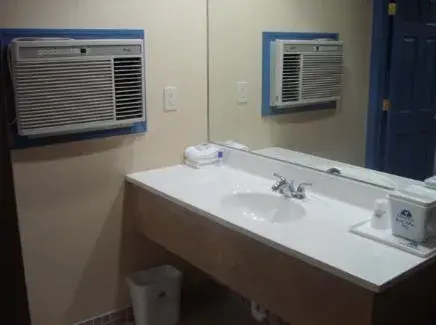 Queen Room in Golden Hill Inn-Danbury Queen Room in Golden Hill Inn-Danbury