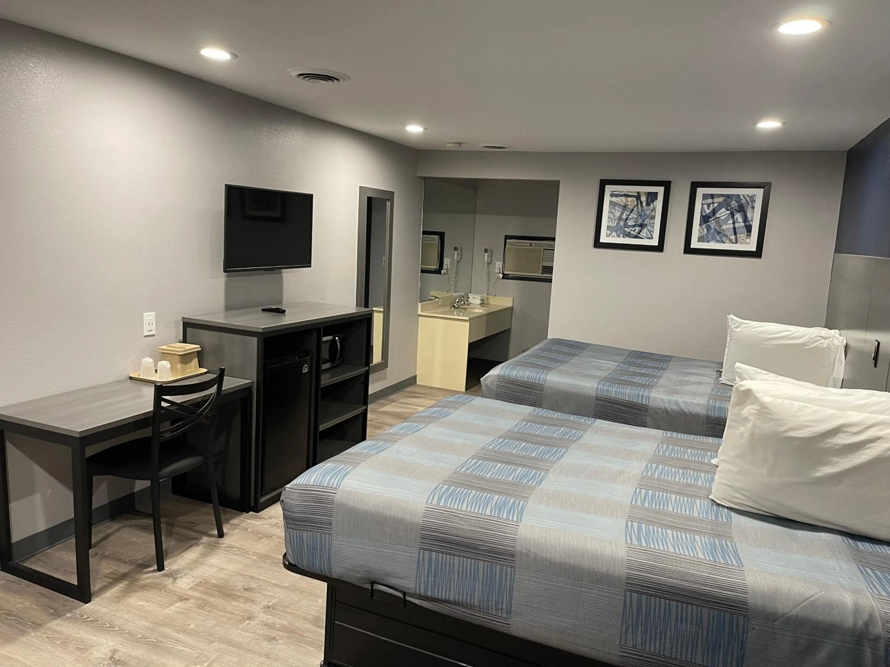 Bed in Golden Hill Inn-Danbury