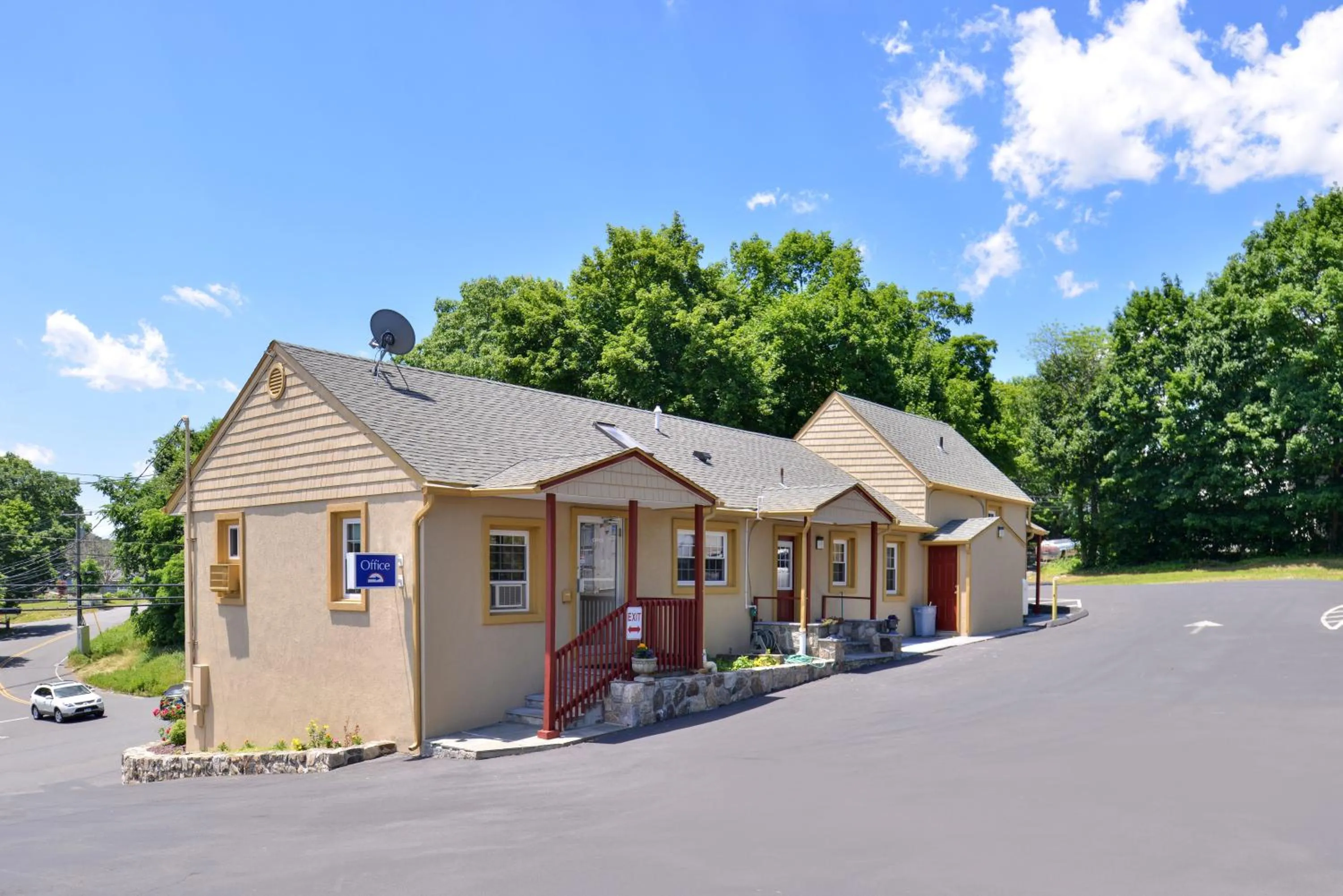 Day in Golden Hill Inn-Danbury