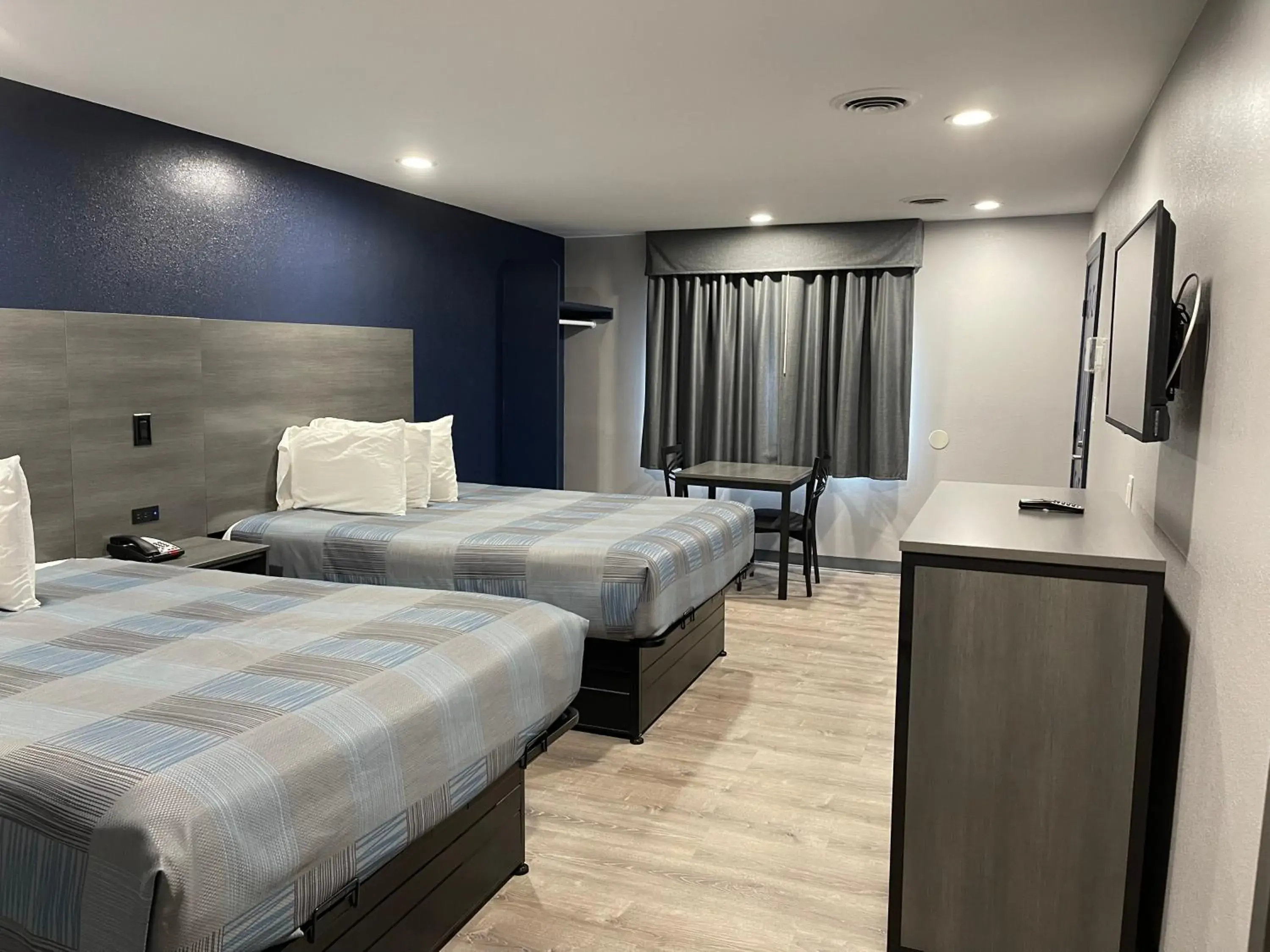 Bed in Golden Hill Inn-Danbury Bed in Golden Hill Inn-Danbury