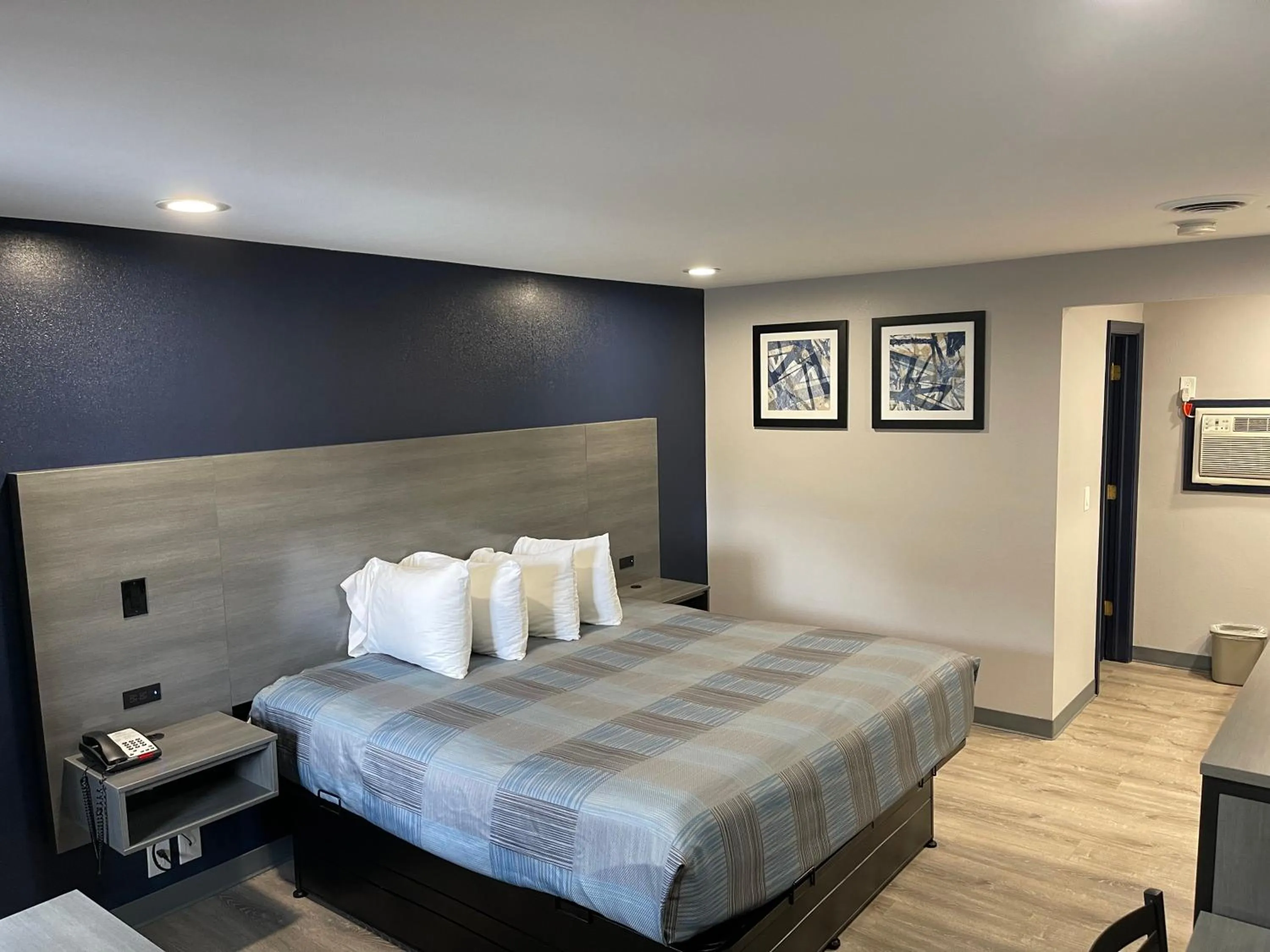 Photo of the whole room, Bed in Golden Hill Inn-Danbury