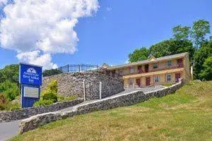 Facade/entrance in Golden Hill Inn-Danbury Facade/entrance in Golden Hill Inn-Danbury
