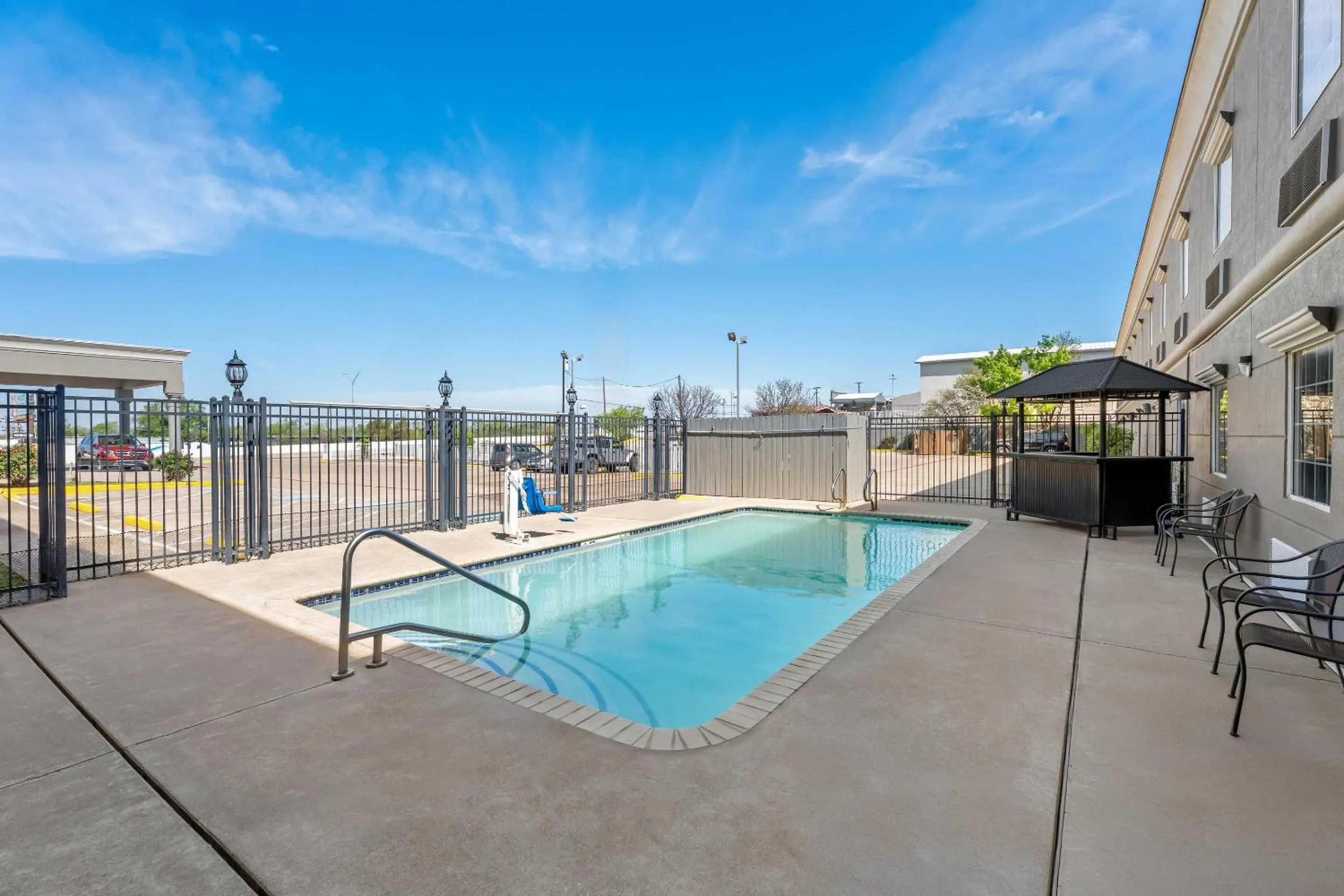 Swimming pool in Rodeway Inn