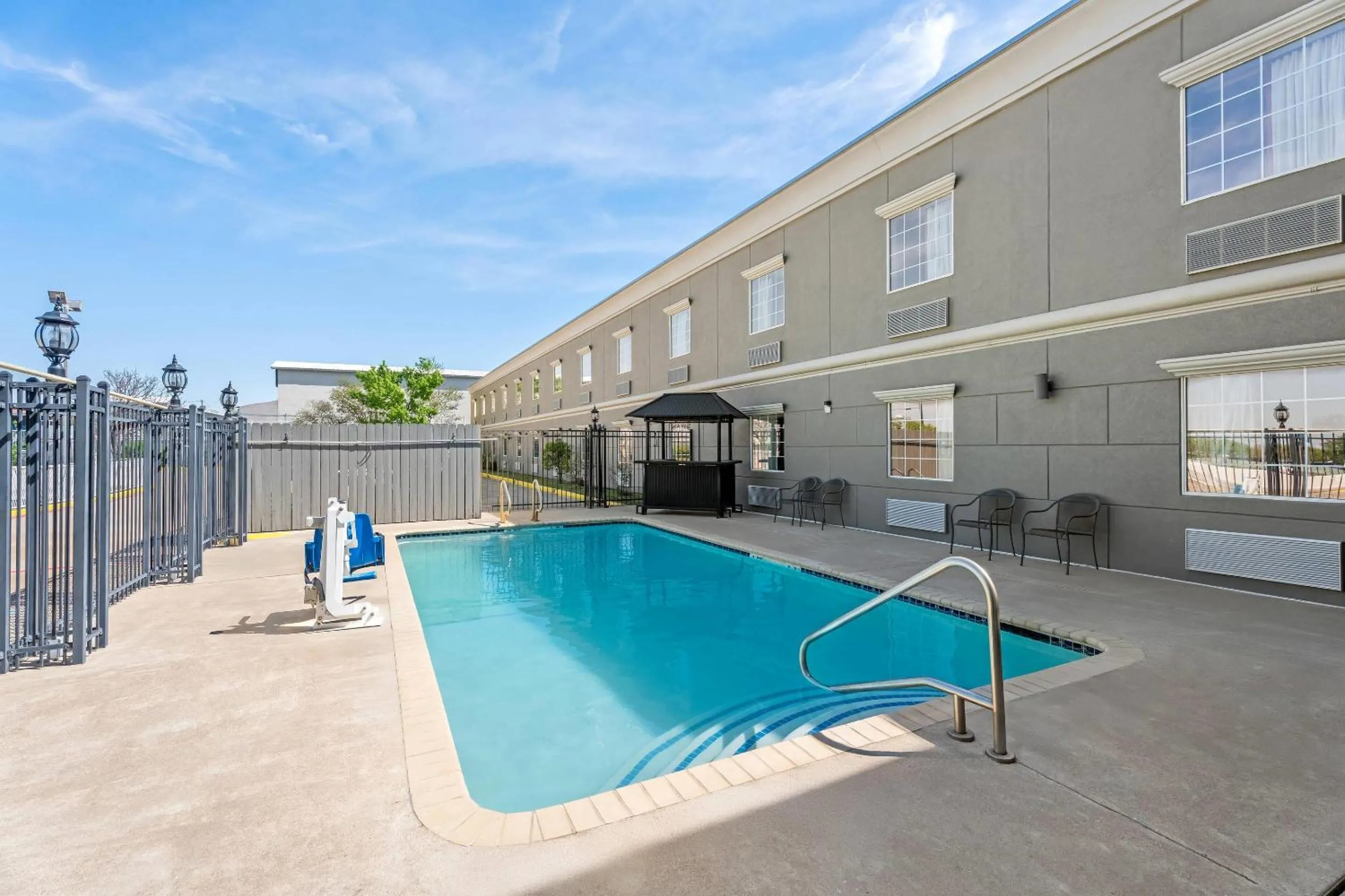 Swimming pool in Rodeway Inn