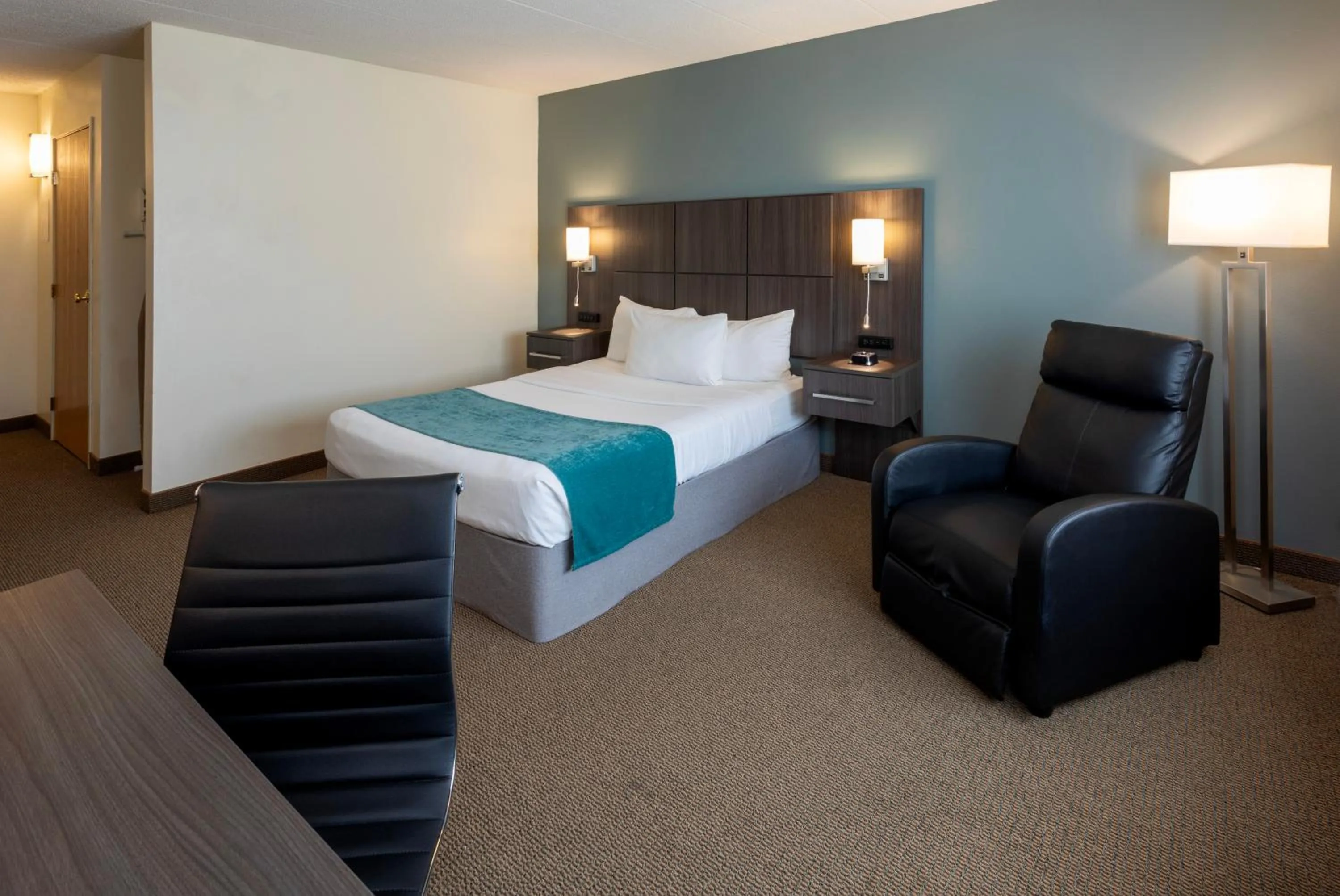Bed in Paynesville Inn & Suites