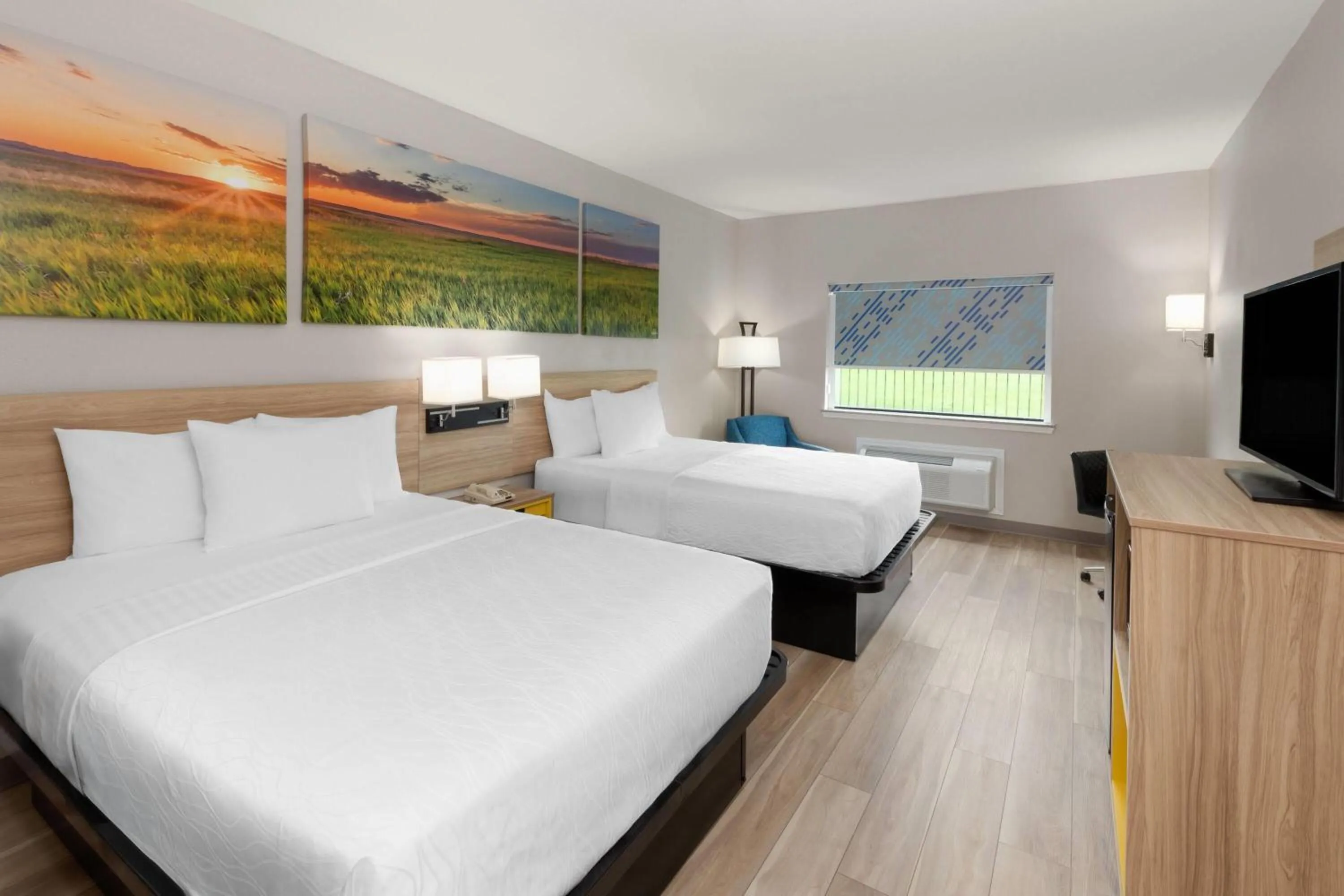 Photo of the whole room, Bed in Days Inn & Suites by Wyndham Sam Houston Tollway
