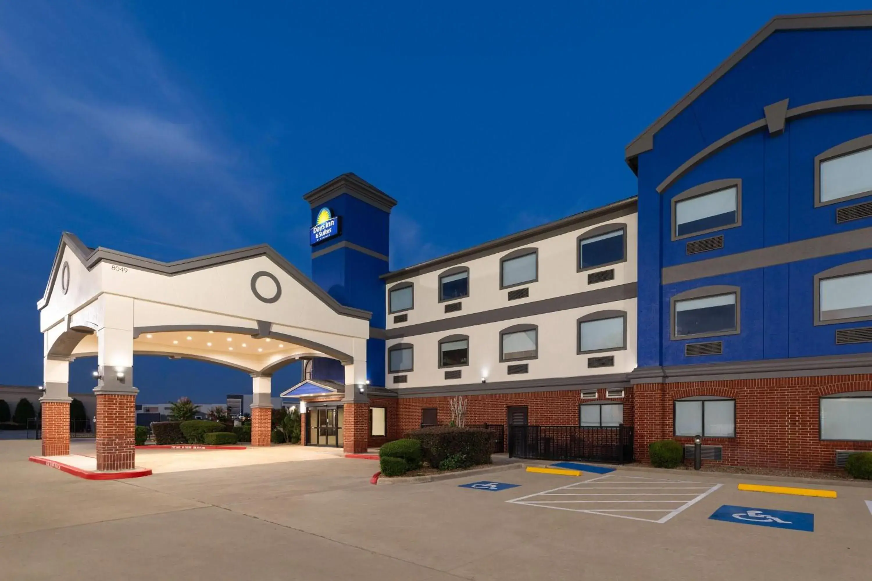 Property building in Days Inn & Suites by Wyndham Sam Houston Tollway Property building in Days Inn & Suites by Wyndham Sam Houston Tollway