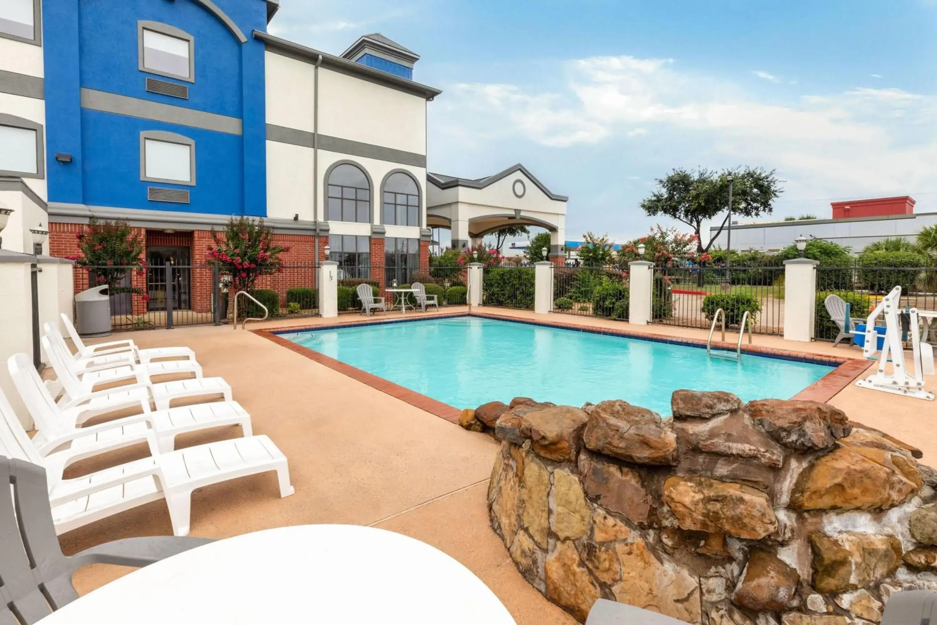 Swimming pool in Days Inn & Suites by Wyndham Sam Houston Tollway Swimming pool in Days Inn & Suites by Wyndham Sam Houston Tollway