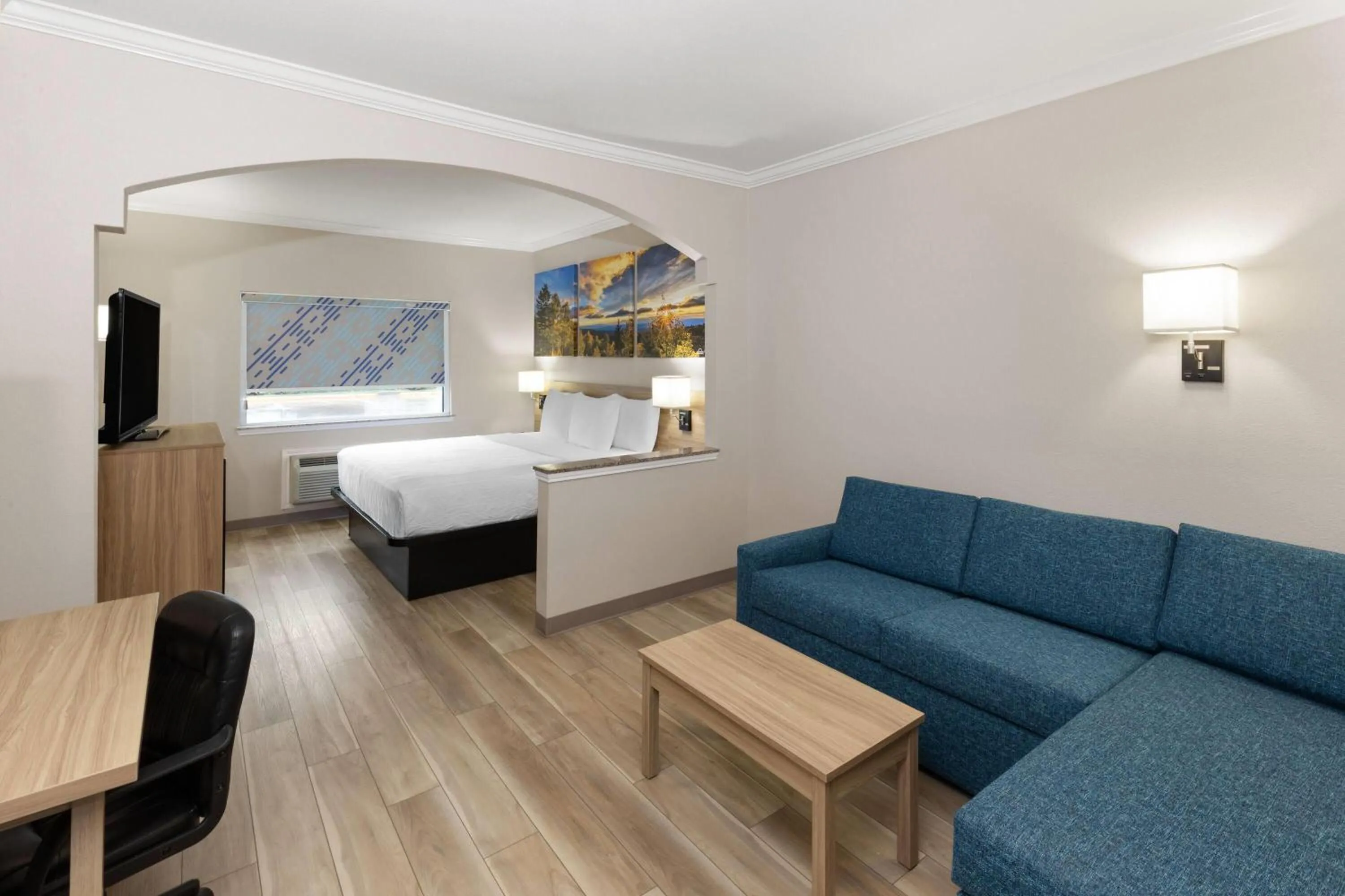 Photo of the whole room, Bed in Days Inn & Suites by Wyndham Sam Houston Tollway