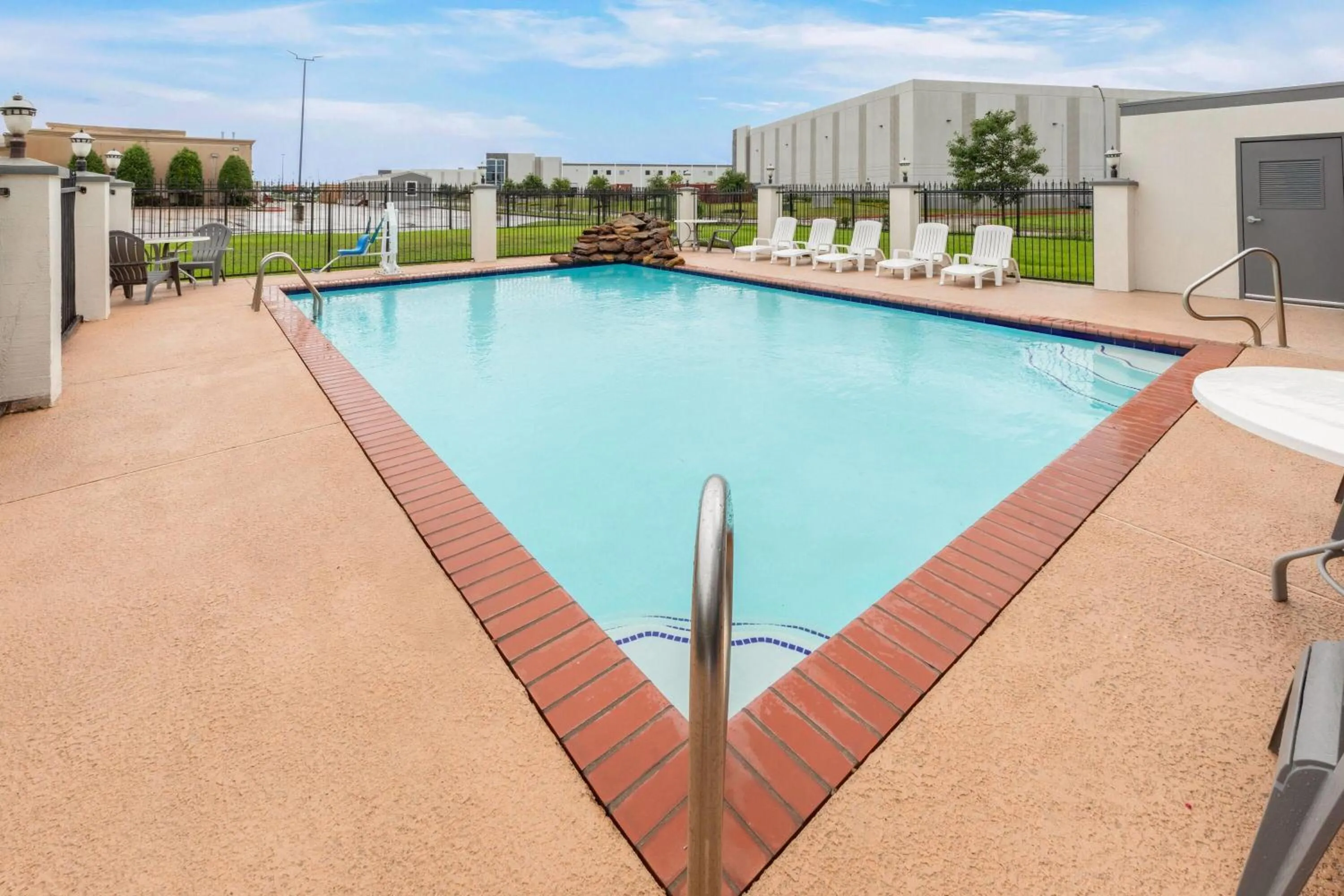 Swimming pool in Days Inn & Suites by Wyndham Sam Houston Tollway