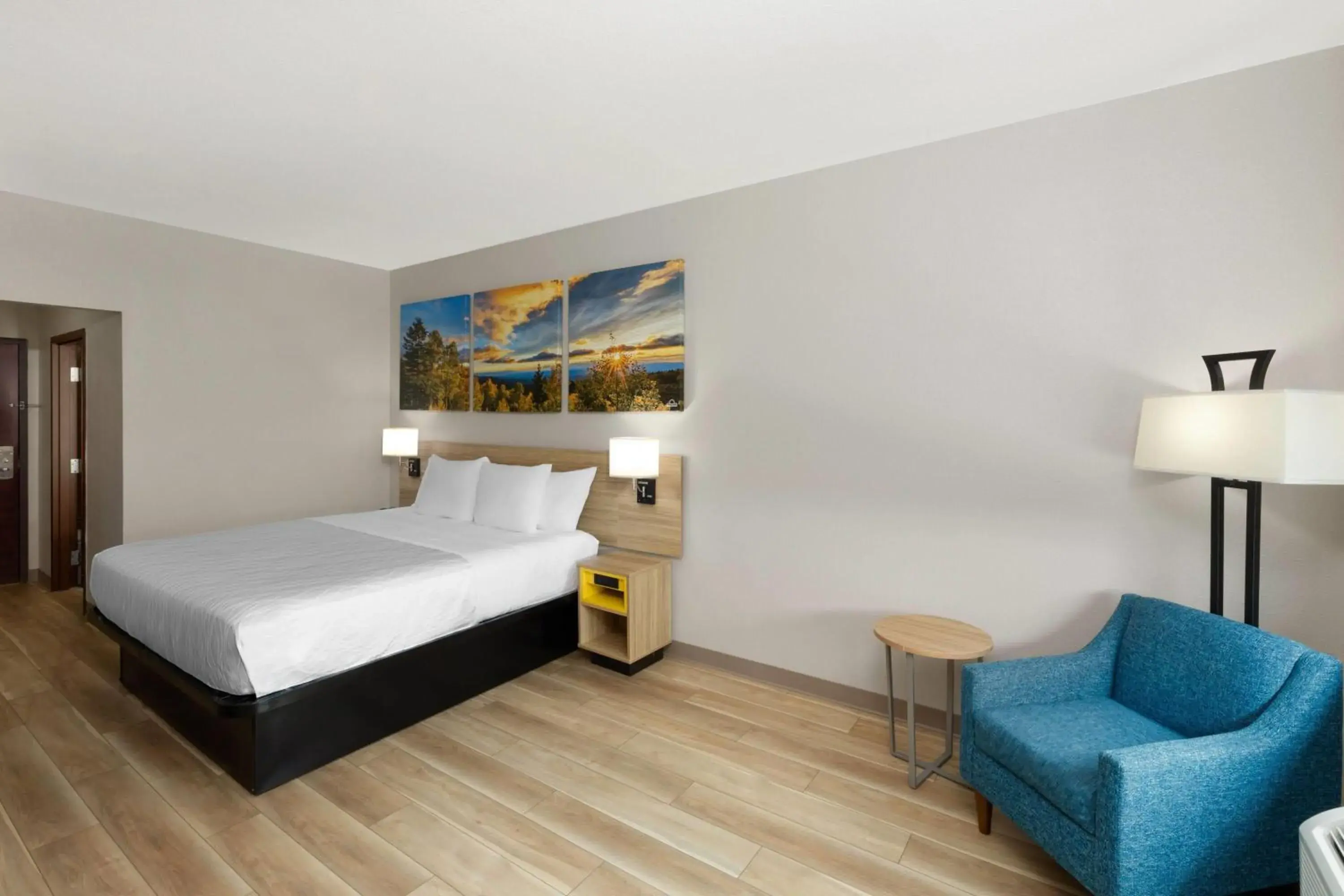 Photo of the whole room, Bed in Days Inn & Suites by Wyndham Sam Houston Tollway Photo of the whole room, Bed in Days Inn & Suites by Wyndham Sam Houston Tollway