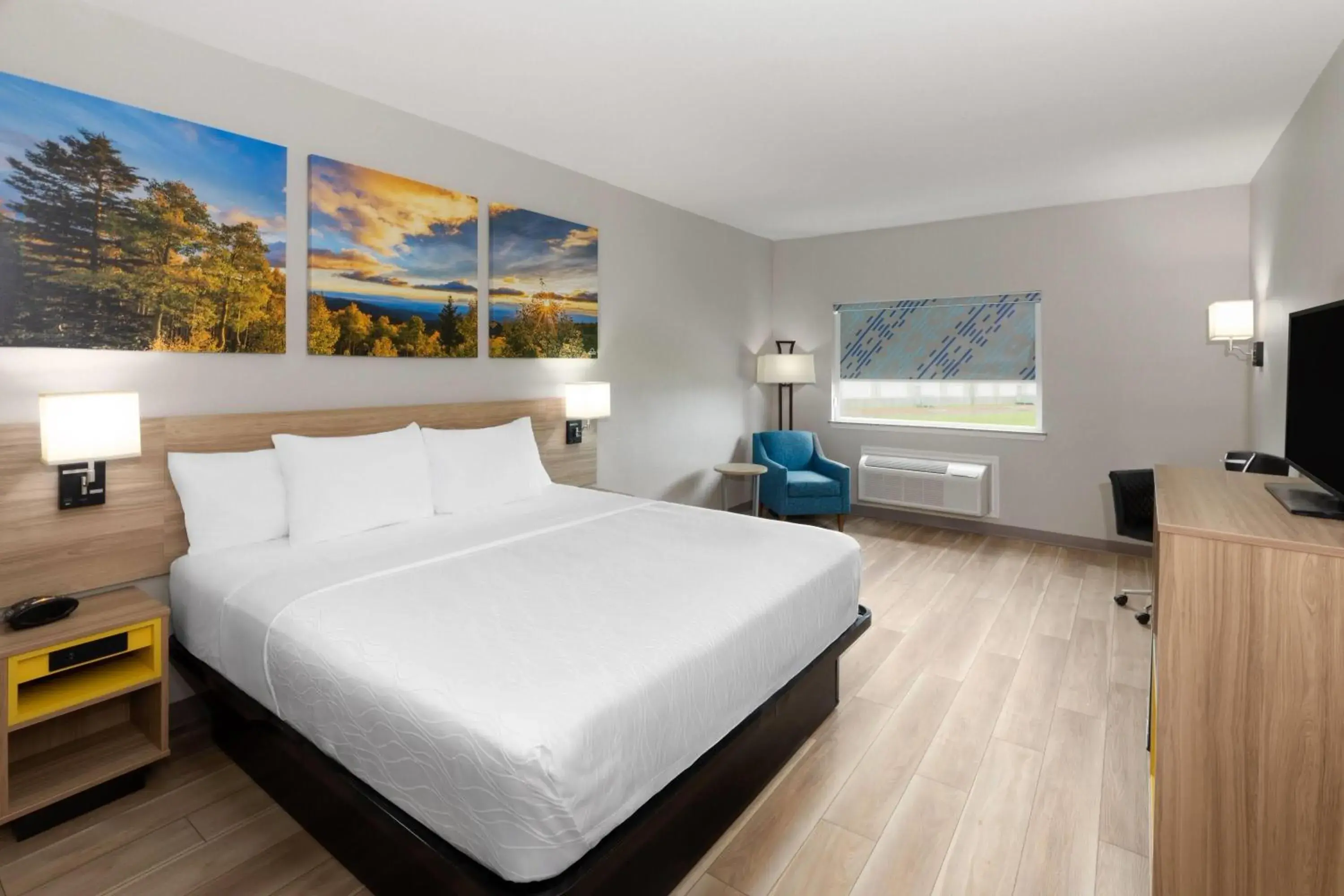 Photo of the whole room, Bed in Days Inn & Suites by Wyndham Sam Houston Tollway Photo of the whole room, Bed in Days Inn & Suites by Wyndham Sam Houston Tollway