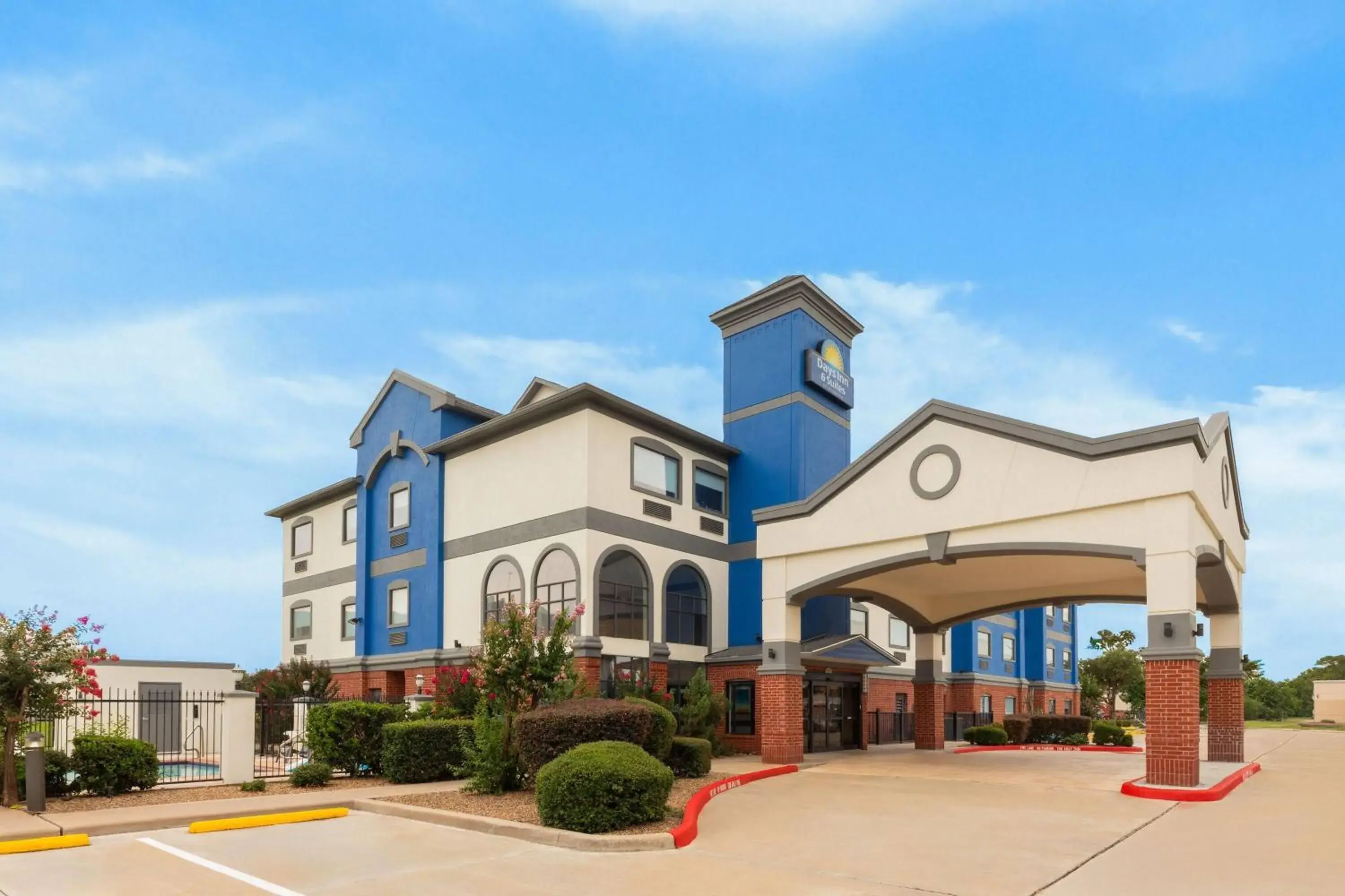 Property building in Days Inn & Suites by Wyndham Sam Houston Tollway Property building in Days Inn & Suites by Wyndham Sam Houston Tollway