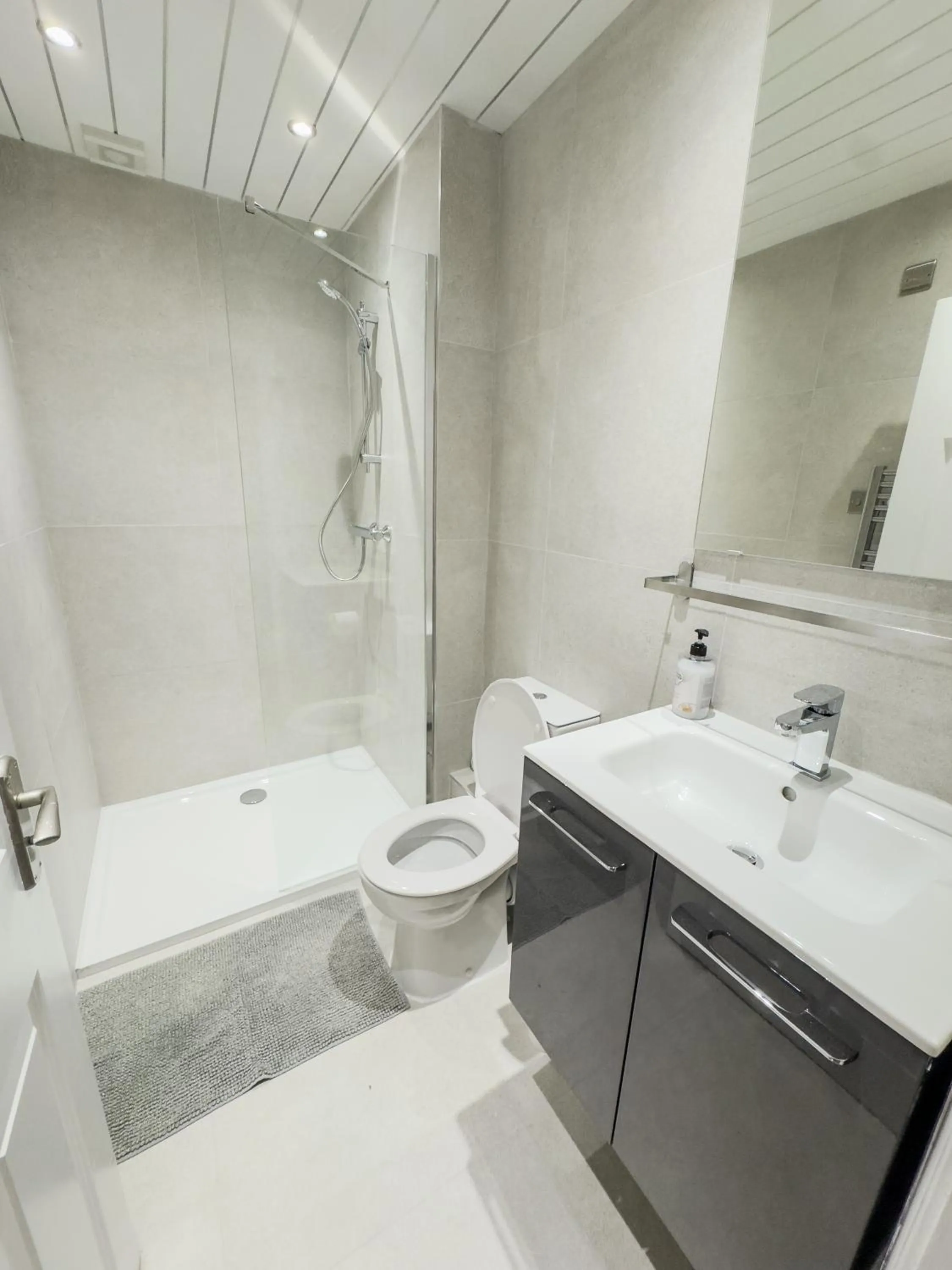 Shower in Molloys Apartments