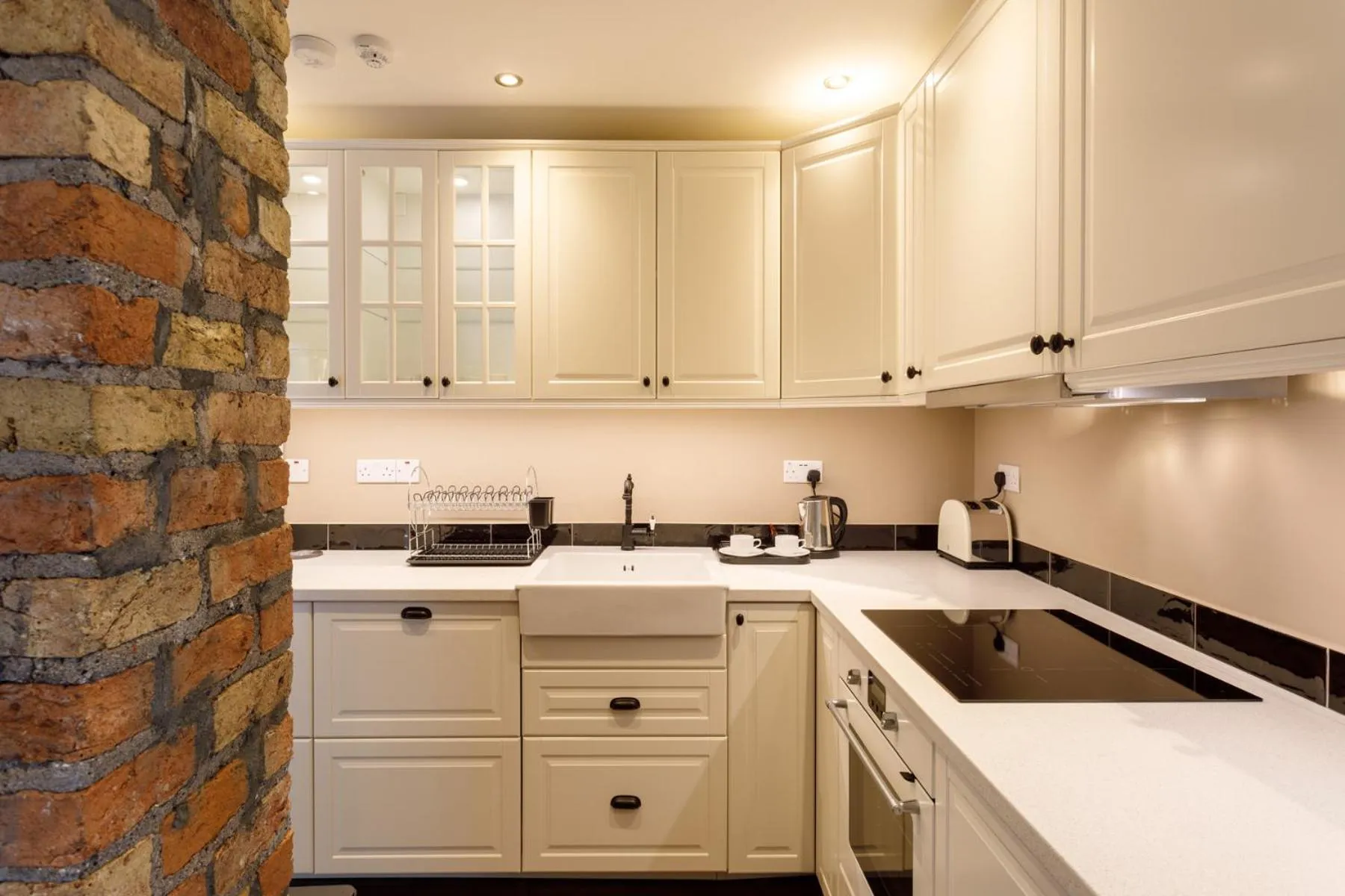 Kitchen or kitchenette in Molloys Apartments