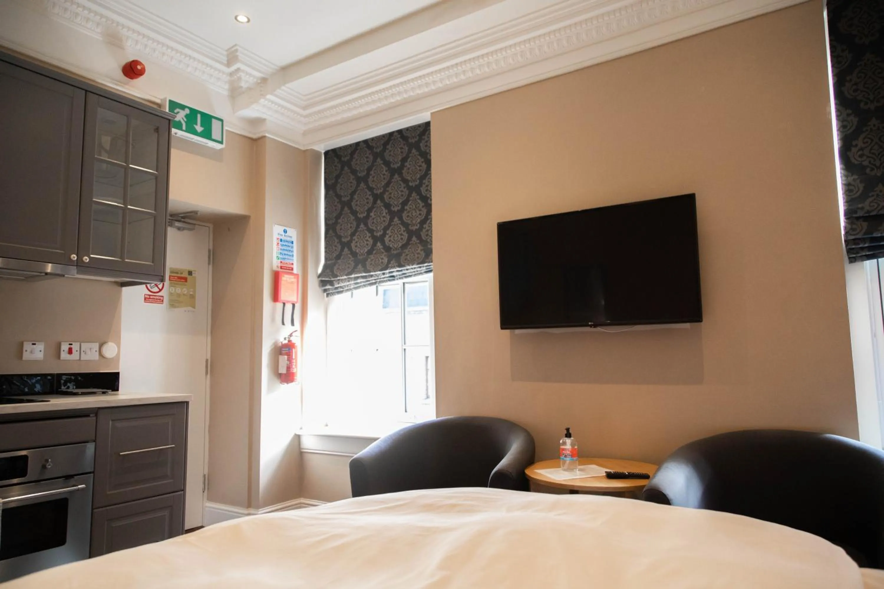 TV and multimedia, Bed in Molloys Apartments