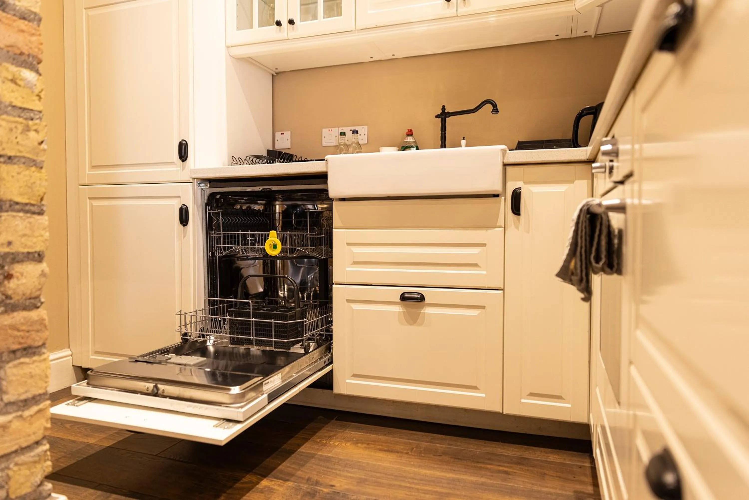 Kitchen or kitchenette in Molloys Apartments