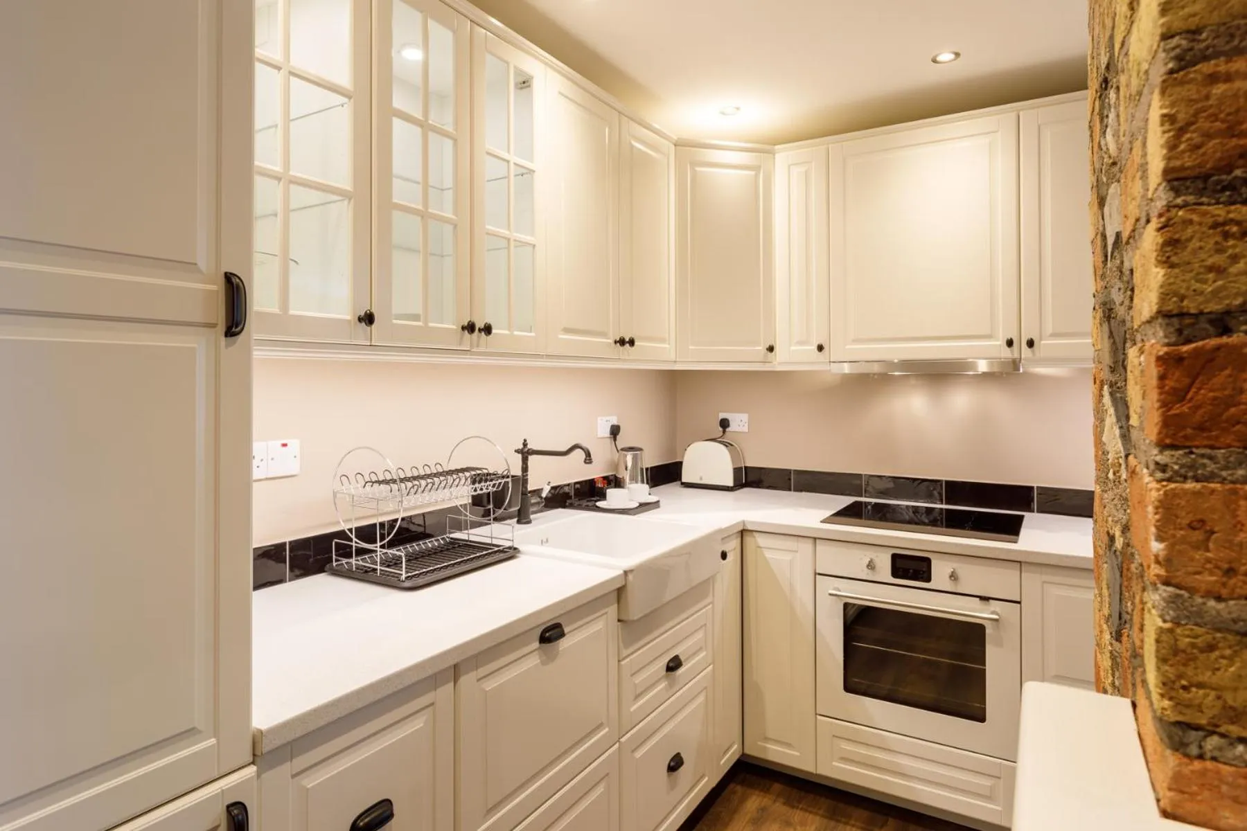 Kitchen or kitchenette in Molloys Apartments