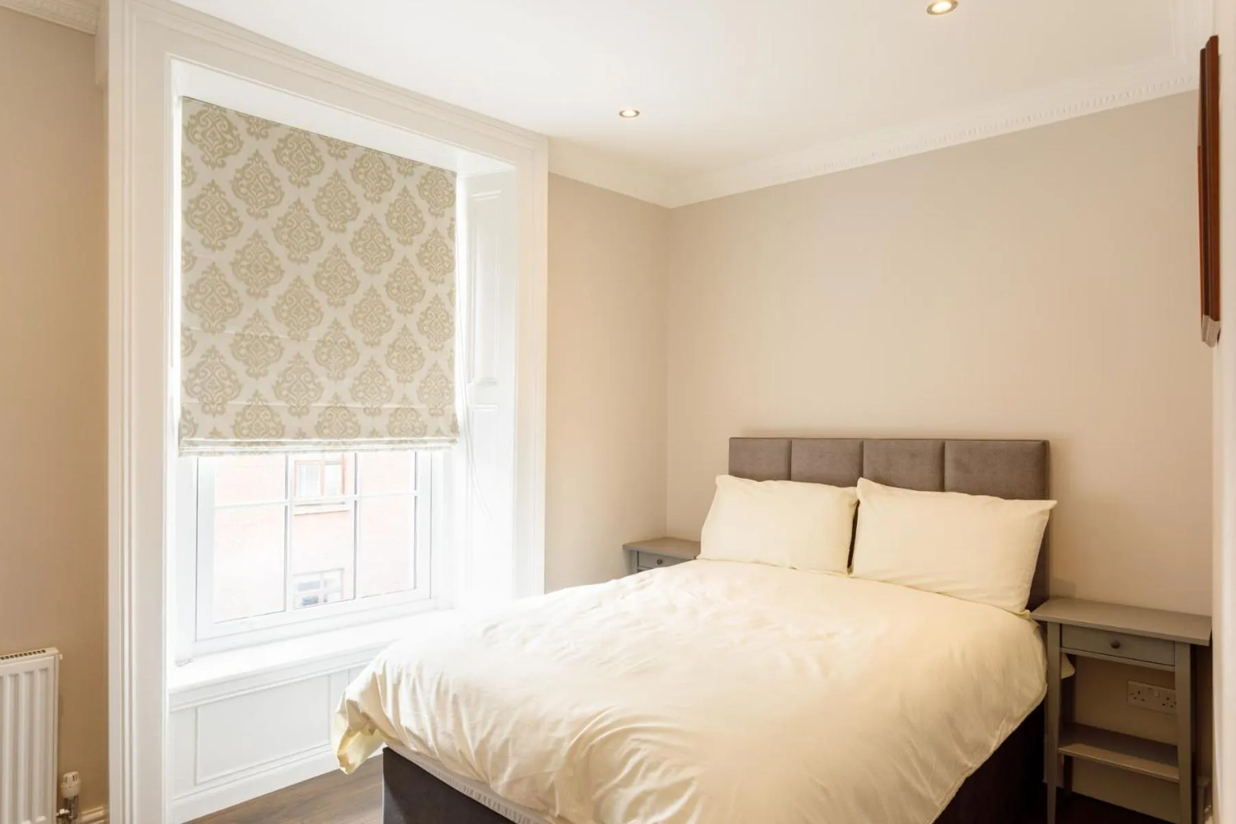 Bedroom, Bed in Molloys Apartments