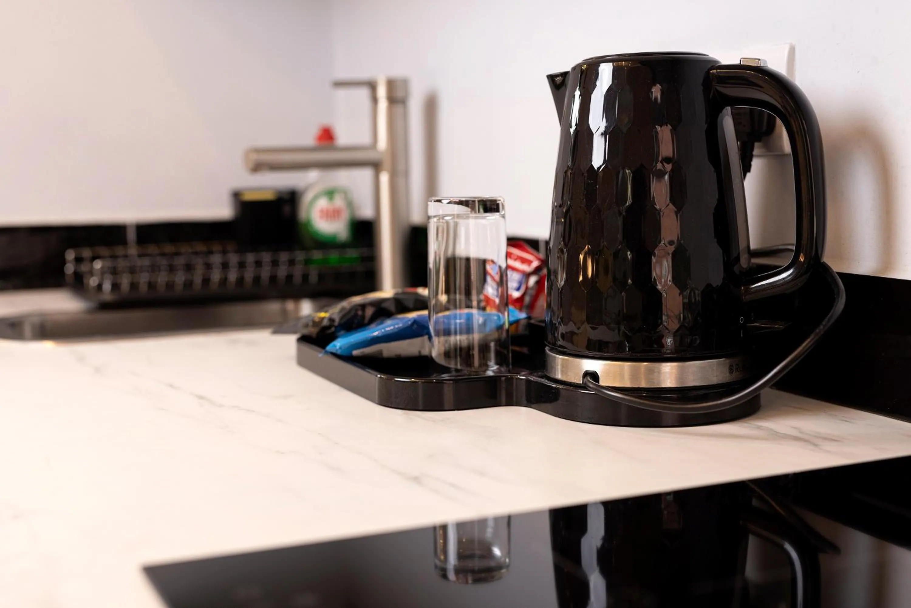 Coffee/tea facilities in Molloys Apartments