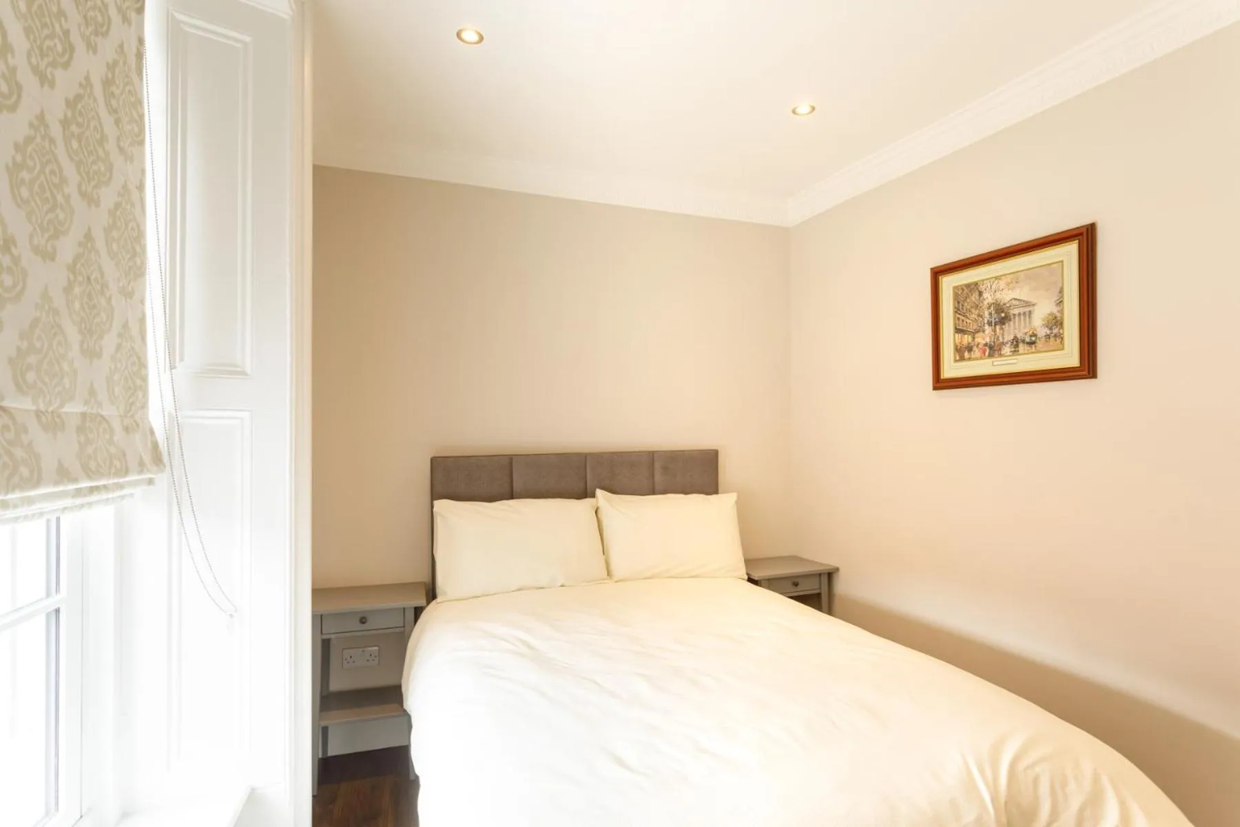 Bed in Molloys Apartments