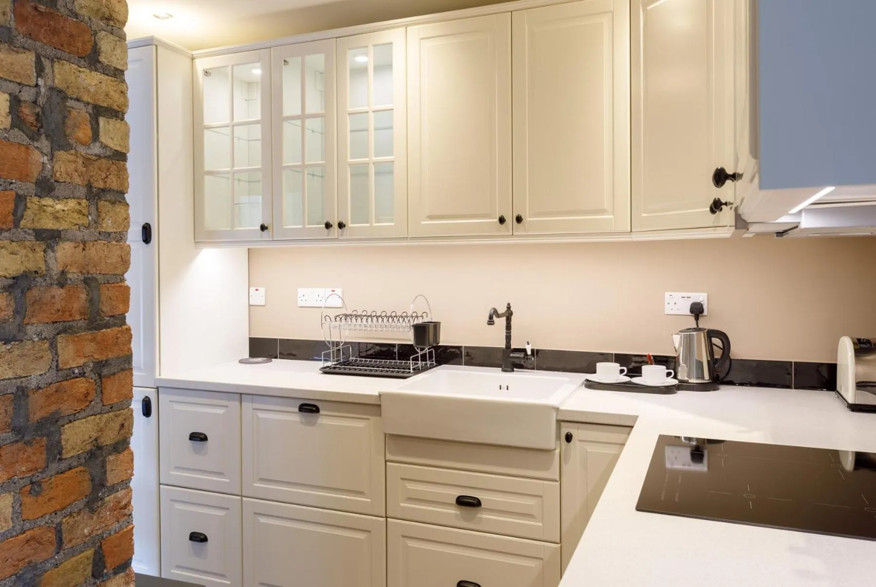 Kitchen or kitchenette in Molloys Apartments