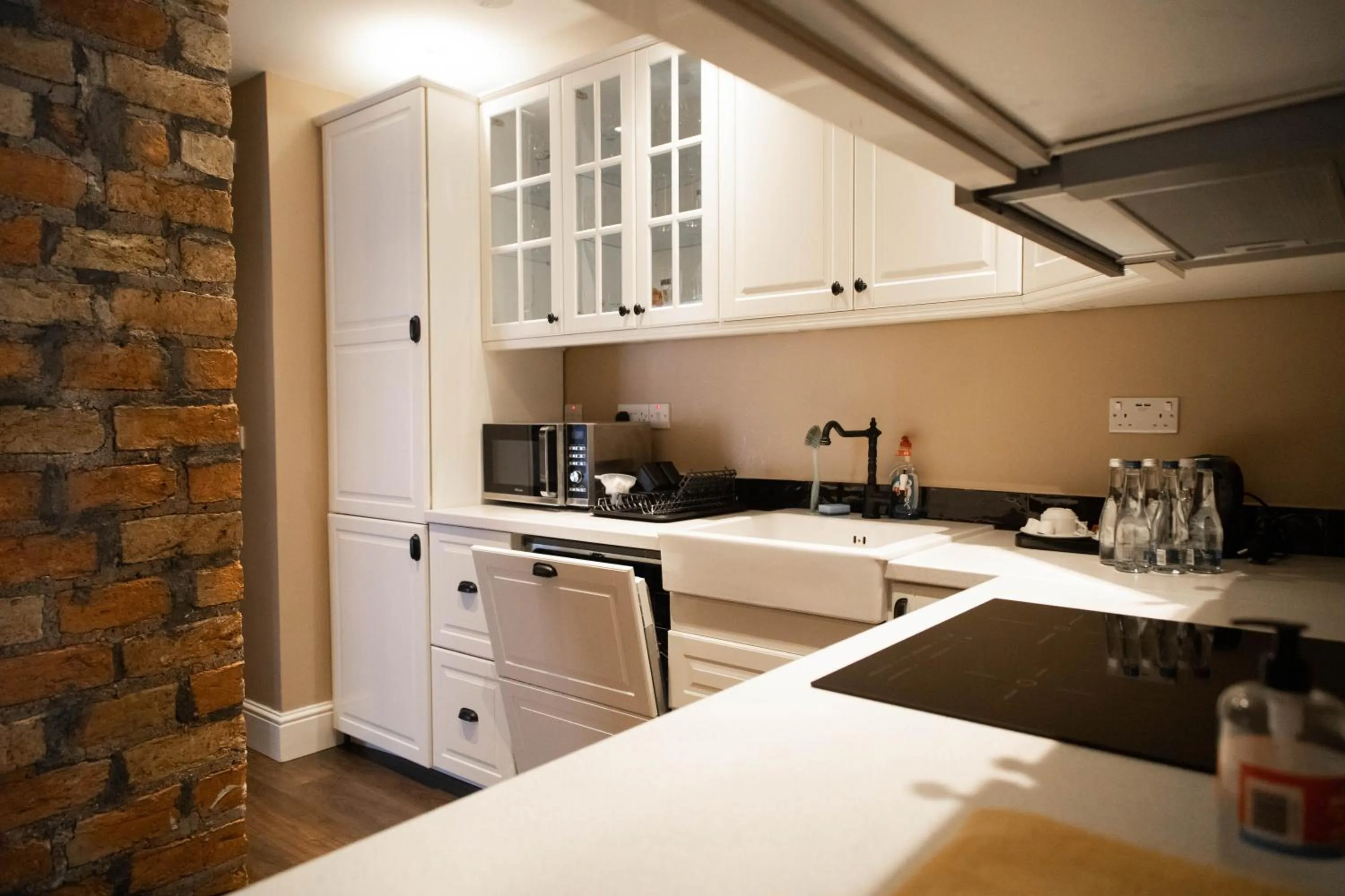 Kitchen or kitchenette in Molloys Apartments