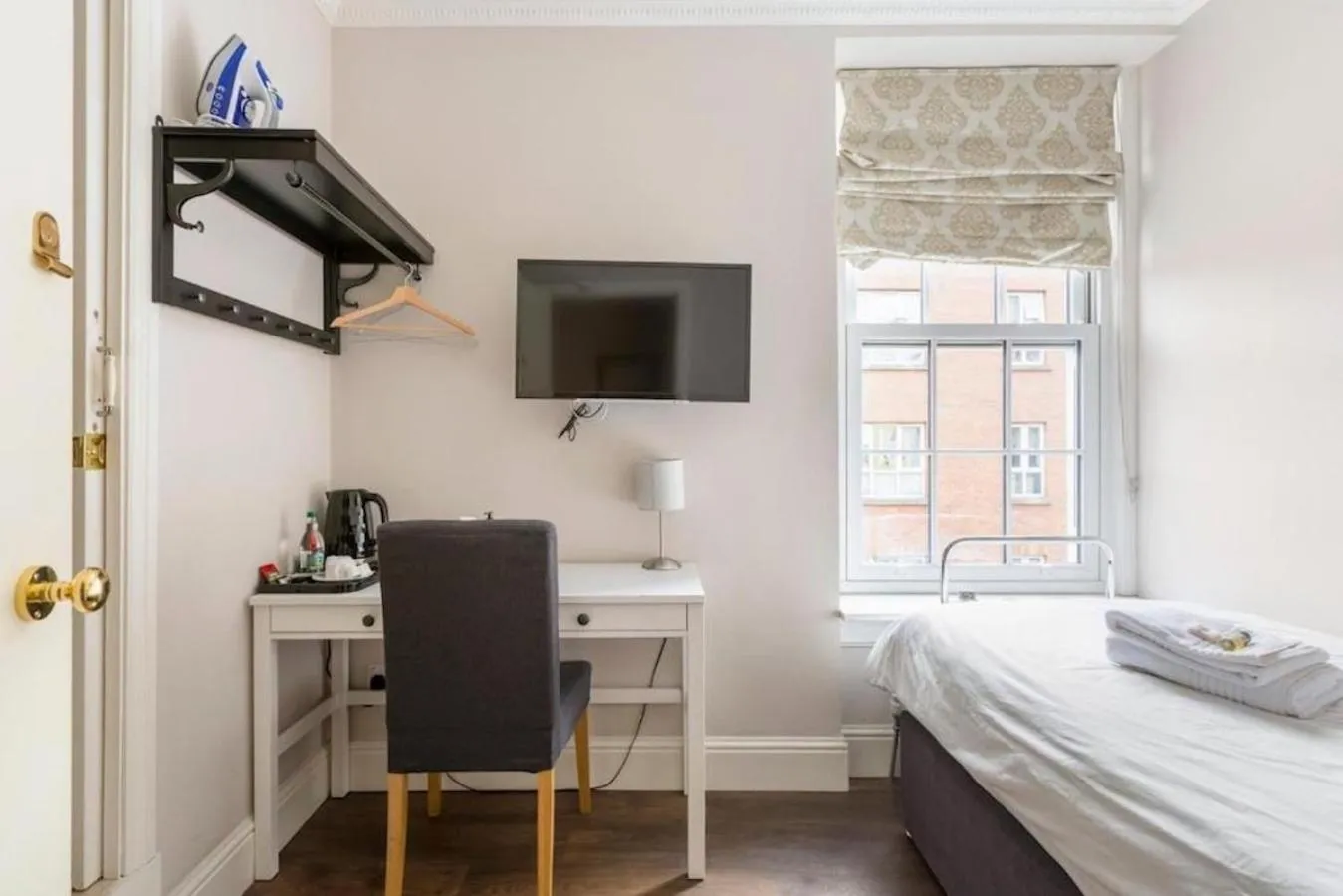 Bed in Molloys Apartments