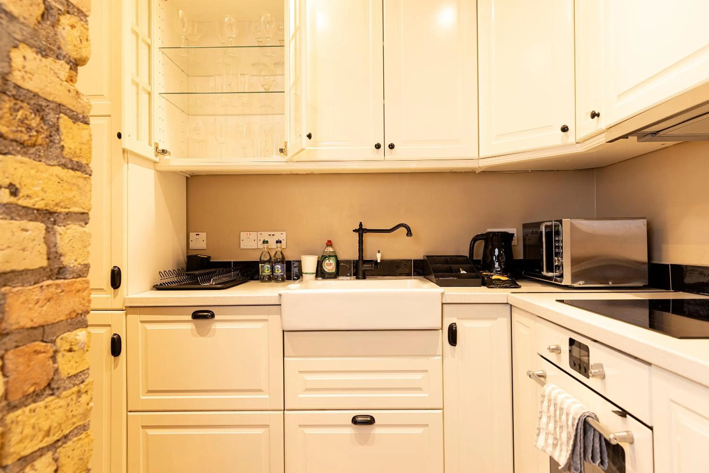 Kitchen or kitchenette in Molloys Apartments