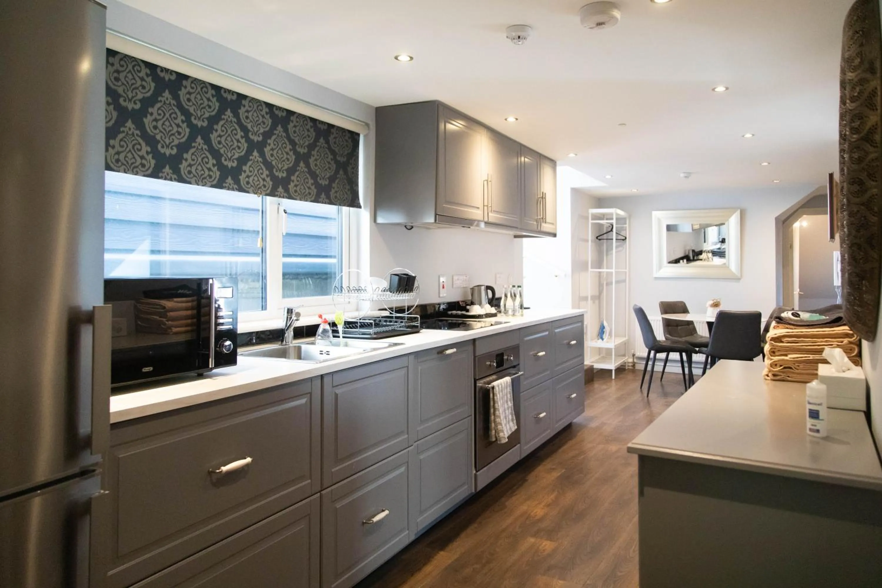 Kitchen or kitchenette in Molloys Apartments