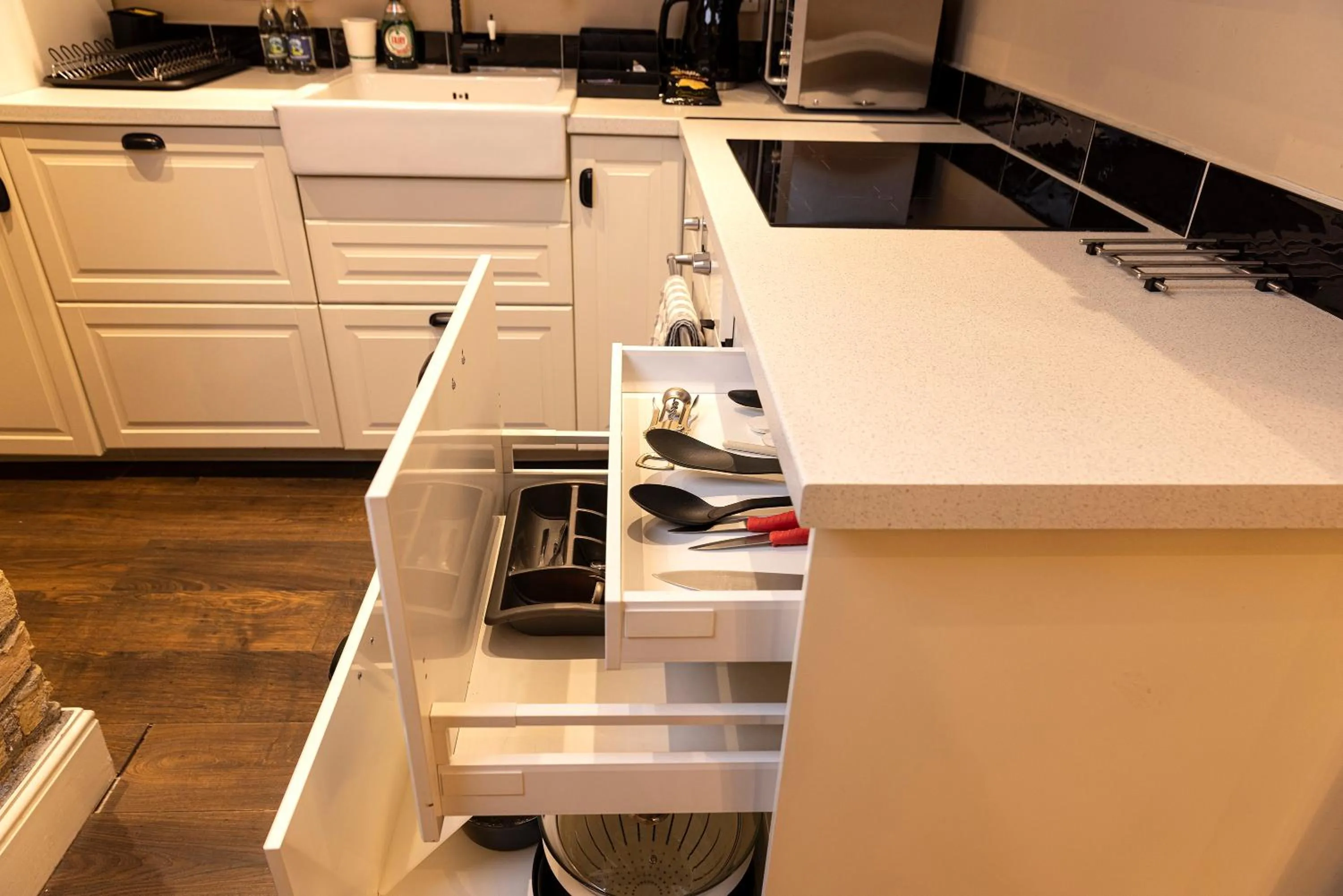 Kitchen or kitchenette in Molloys Apartments