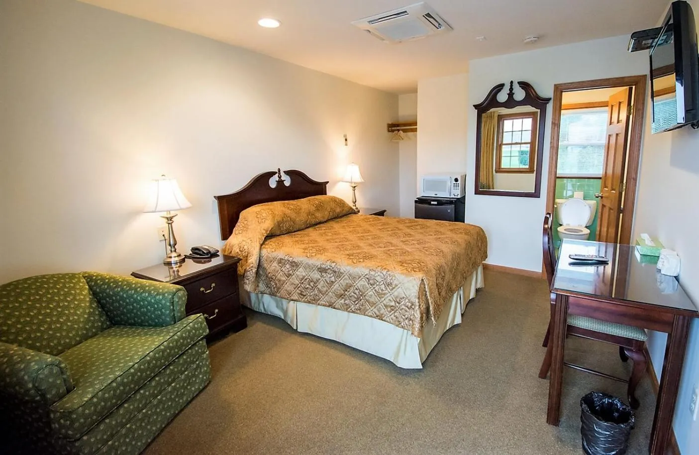 Queen Room in Sutton Inn