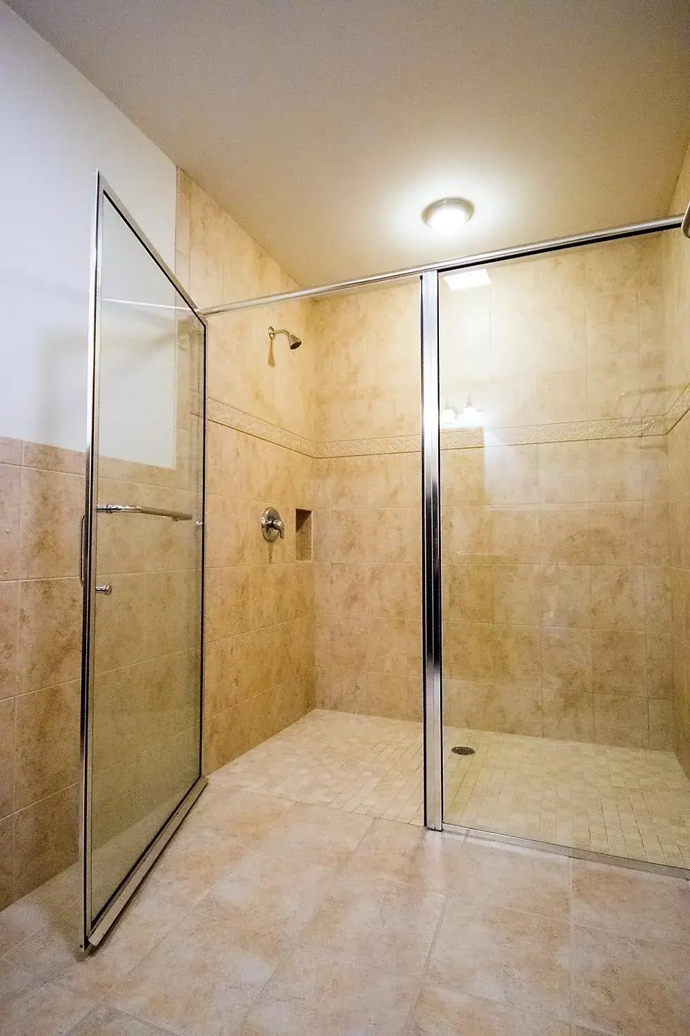 Deluxe King Room in Sutton Inn Deluxe King Room in Sutton Inn