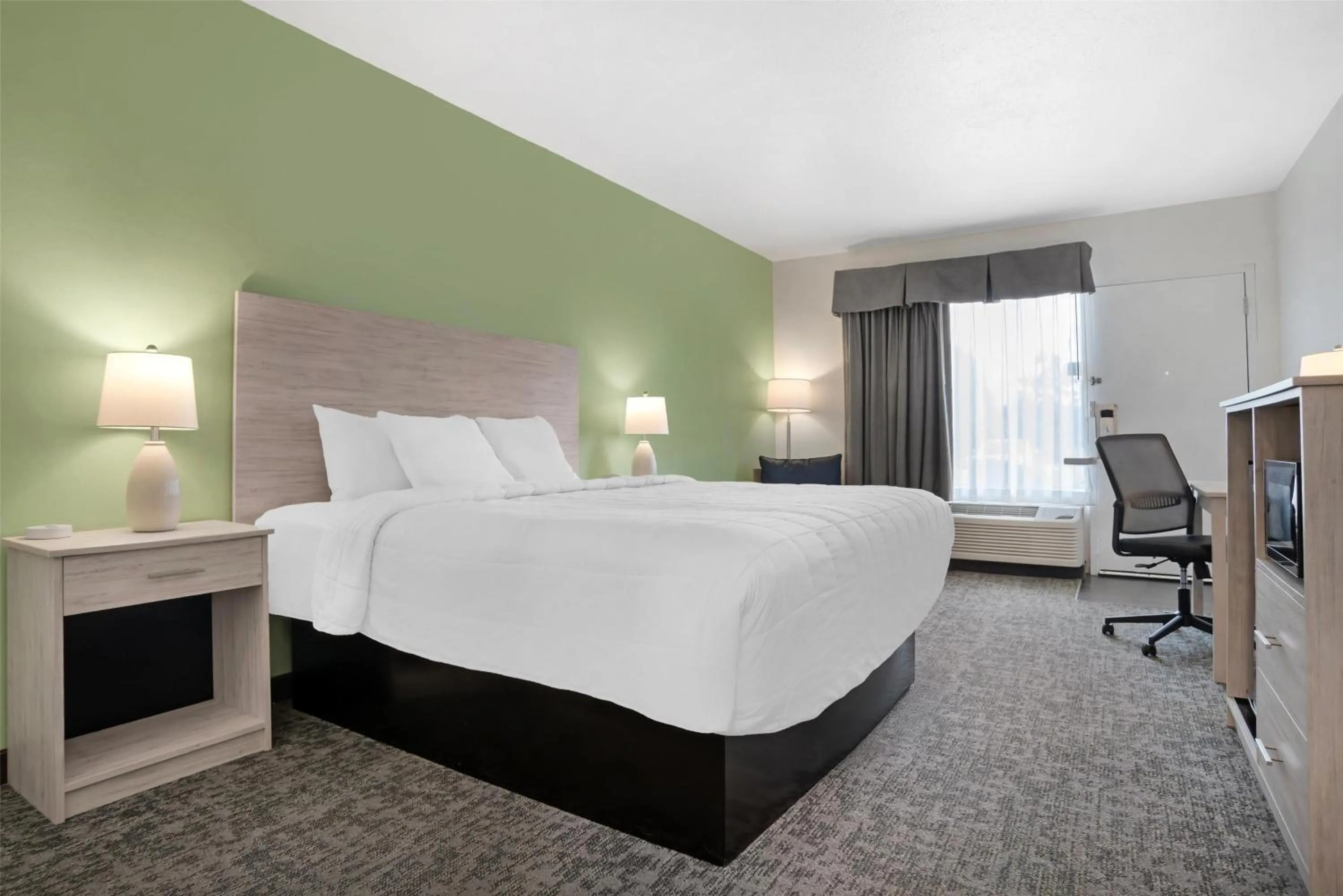 Bedroom, Bed in Best Western Navarre Waterfront