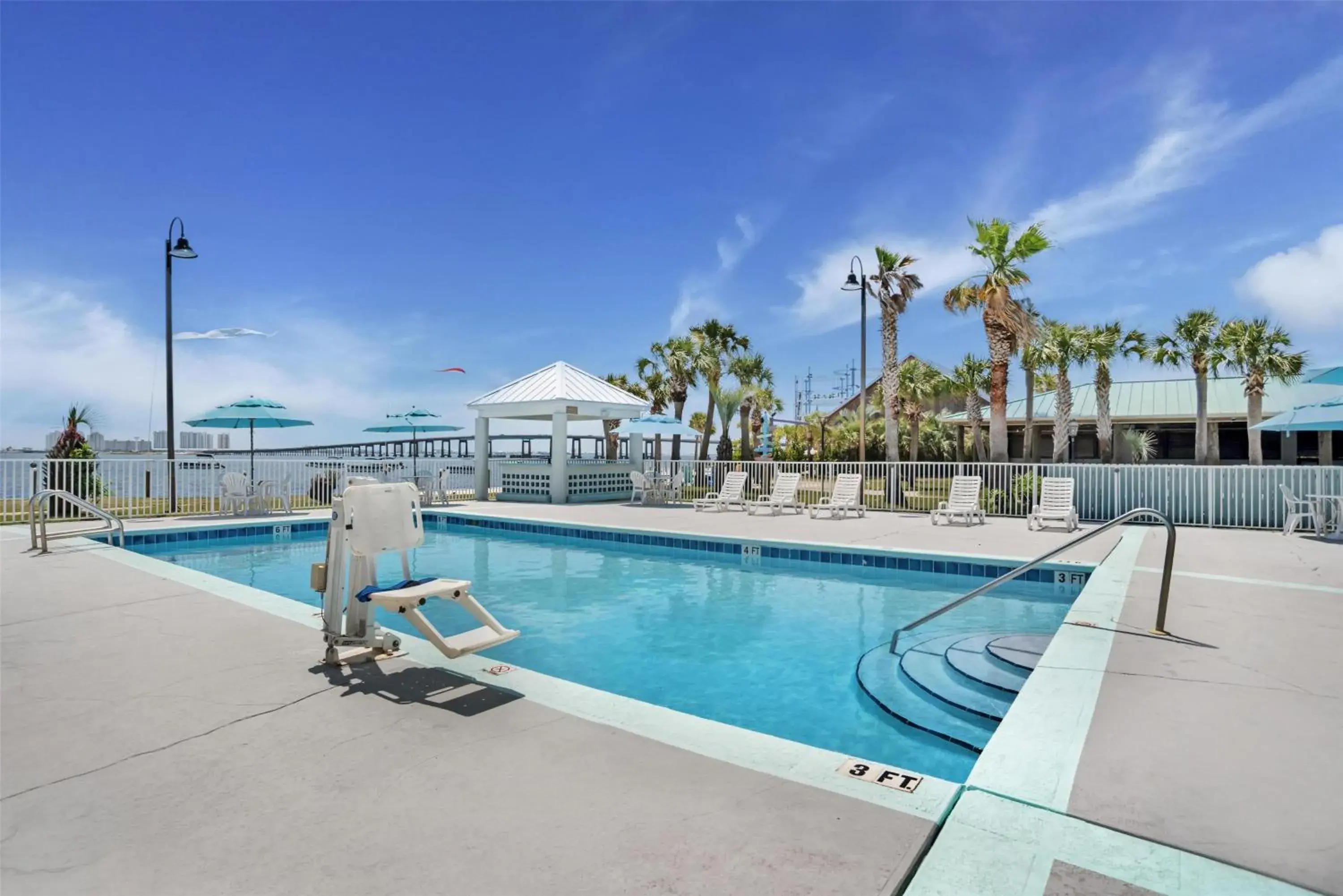 Pool view in Best Western Navarre Waterfront Pool view in Best Western Navarre Waterfront