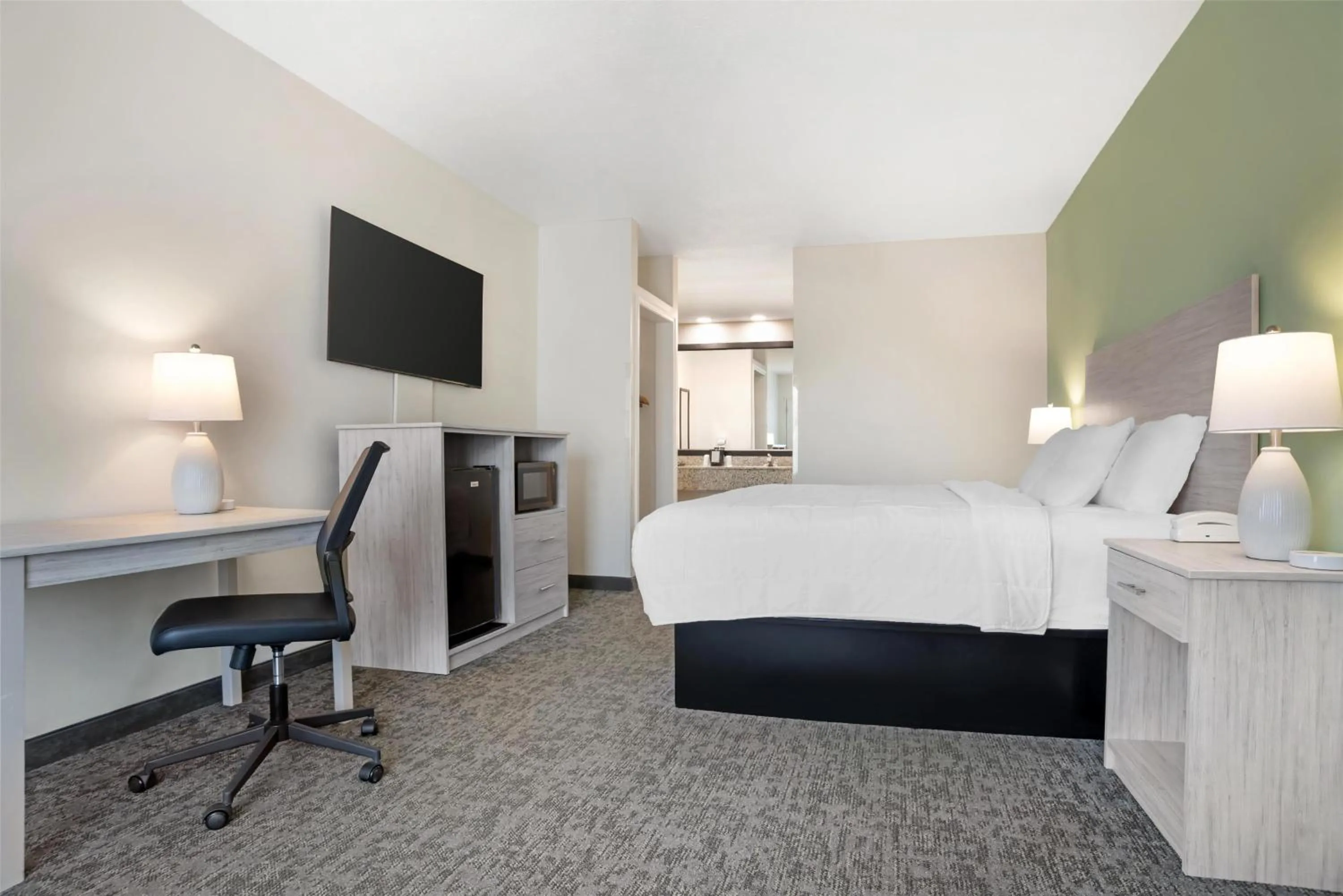 Bedroom, Bed in Best Western Navarre Waterfront