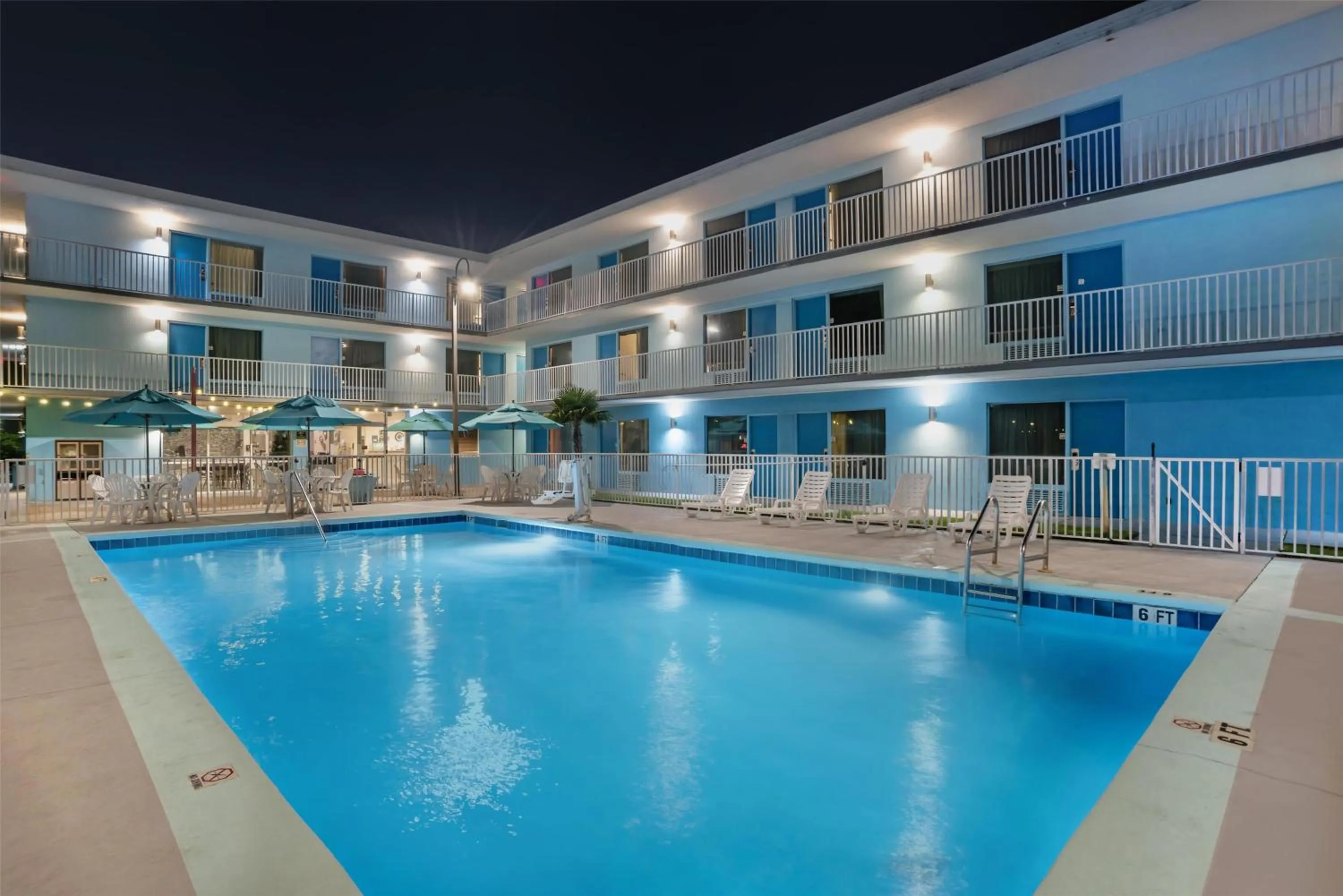 Pool view in Best Western Navarre Waterfront