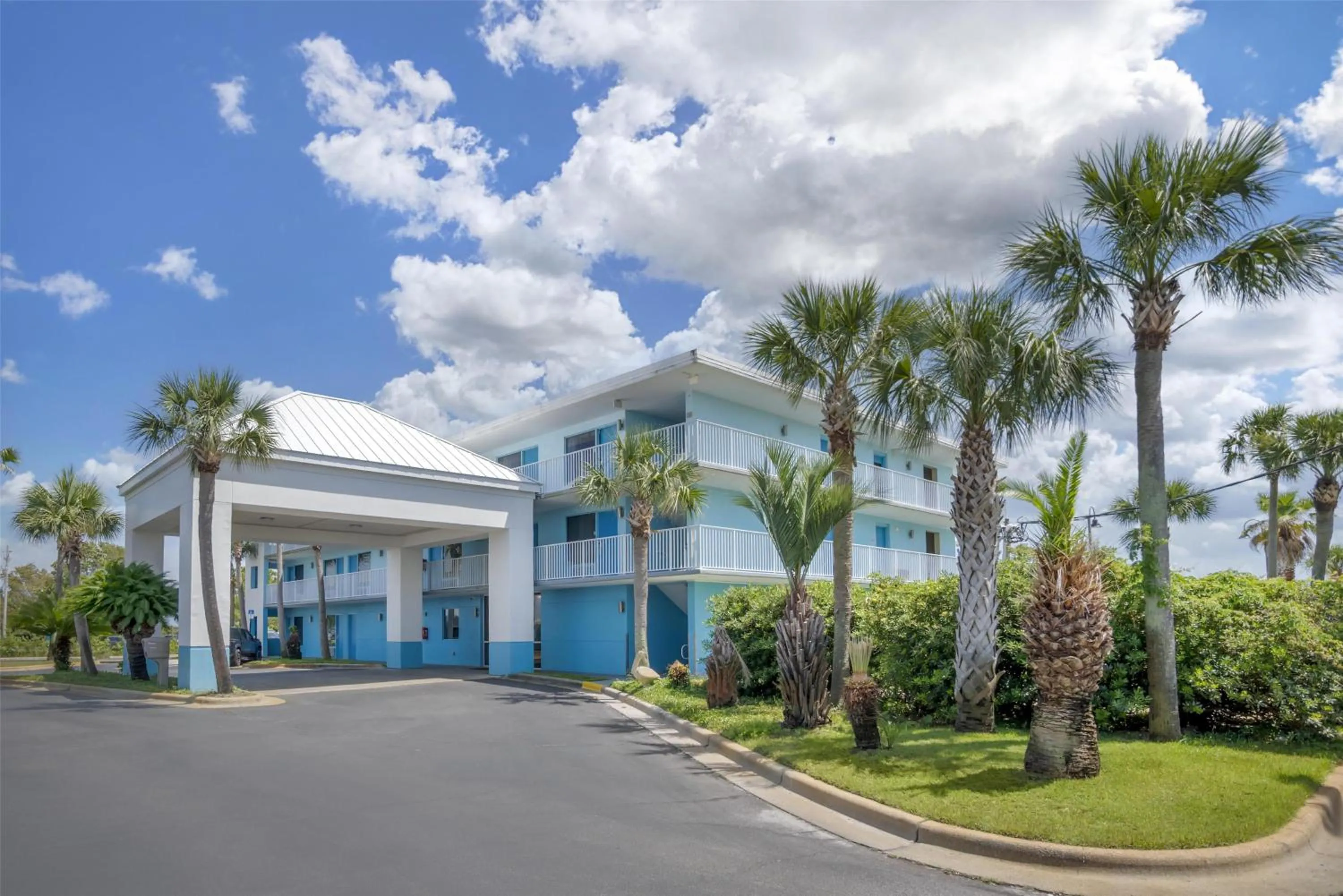 Property building in Best Western Navarre Waterfront