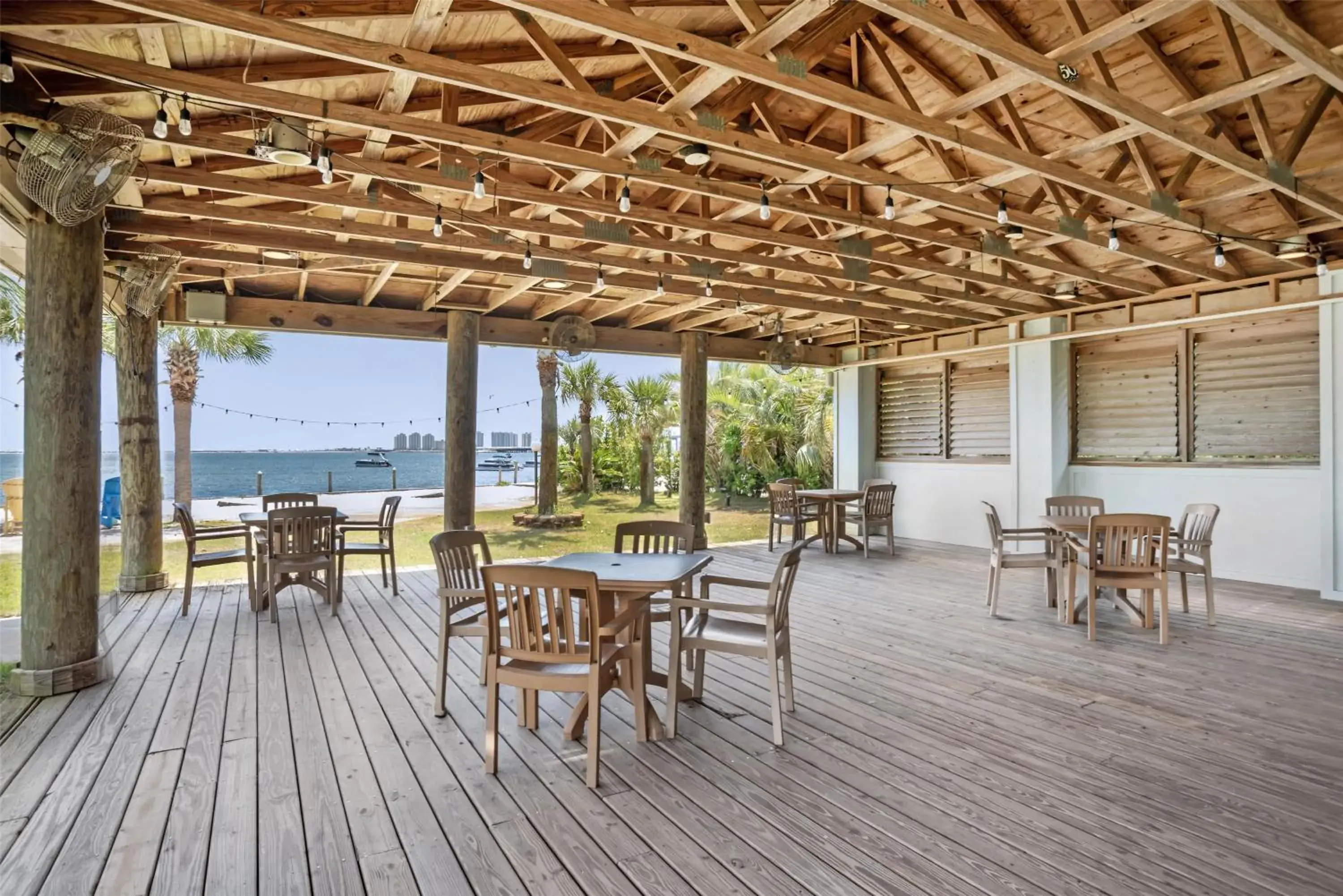 Property building in Best Western Navarre Waterfront Property building in Best Western Navarre Waterfront