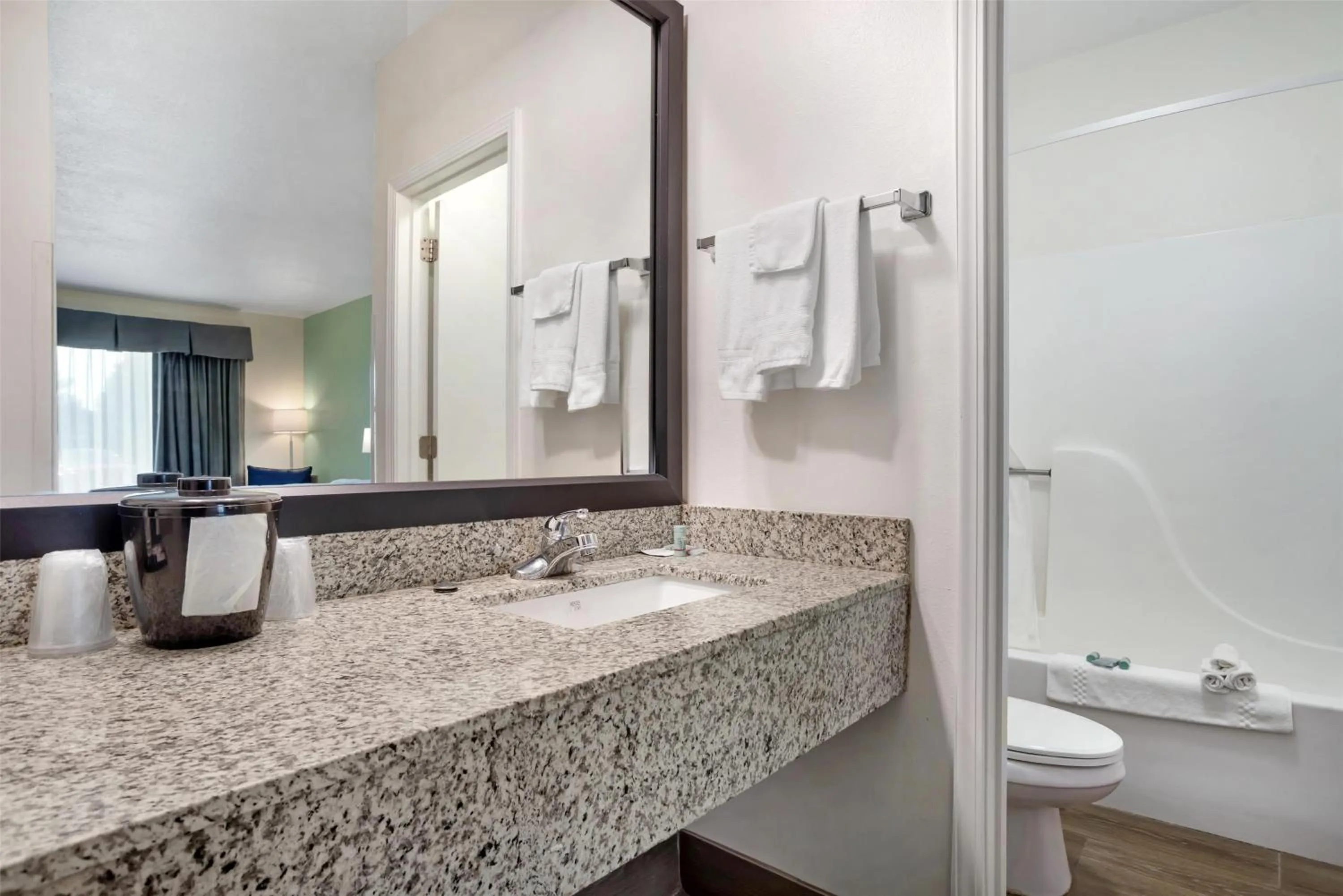Bathroom in Best Western Navarre Waterfront