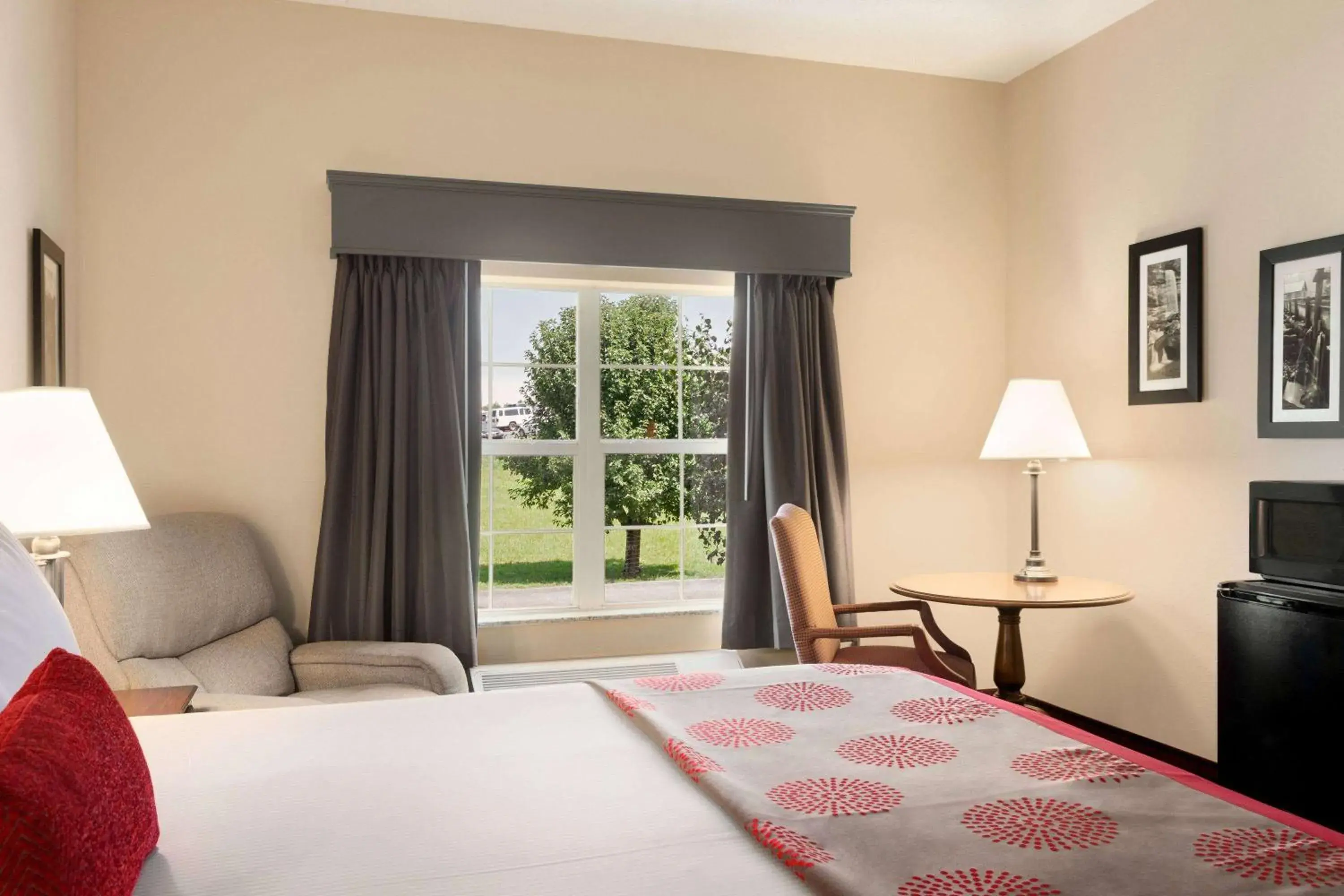 Photo of the whole room, Bed in Ramada by Wyndham Pigeon Forge North Photo of the whole room, Bed in Ramada by Wyndham Pigeon Forge North