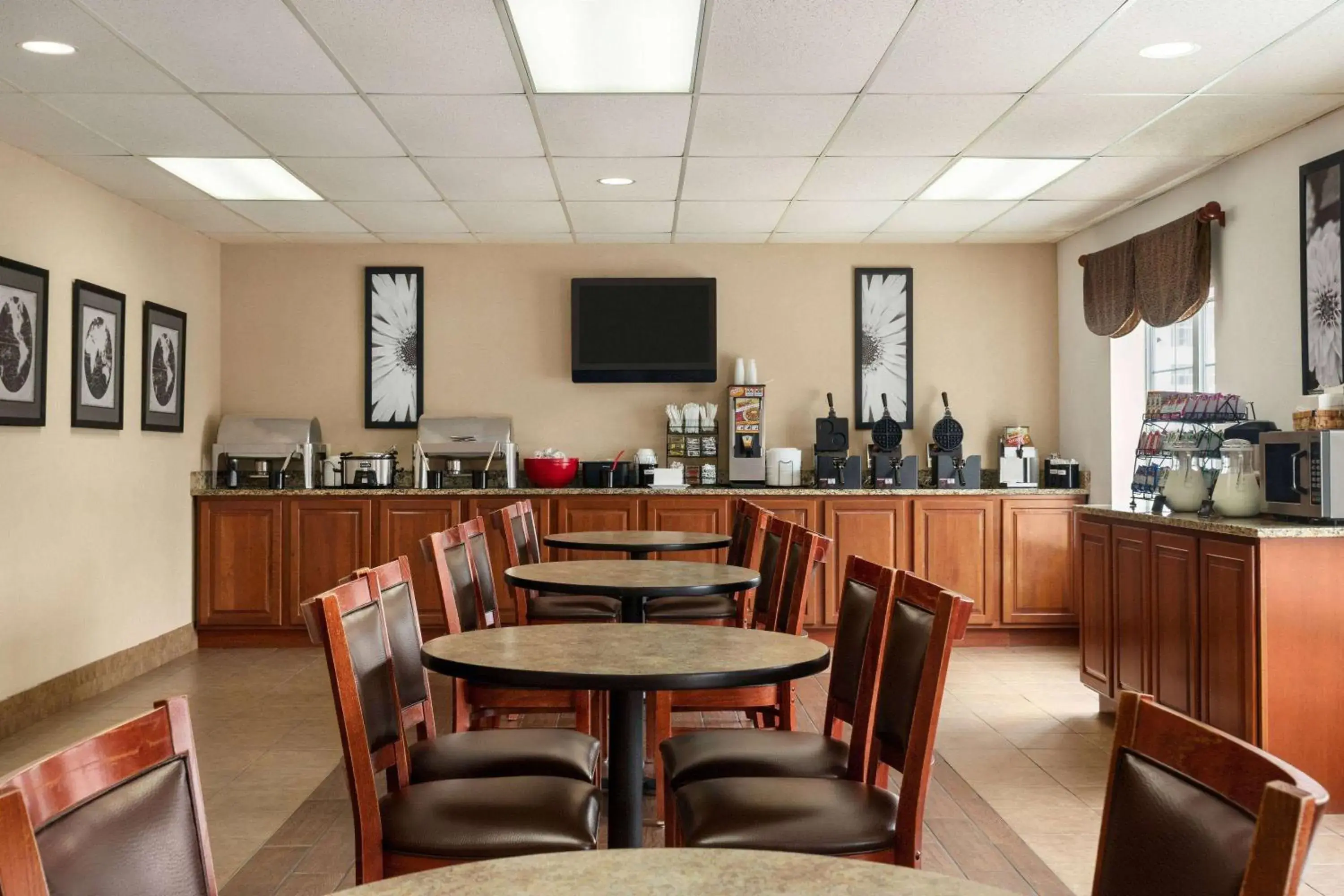 Breakfast in Ramada by Wyndham Pigeon Forge North Breakfast in Ramada by Wyndham Pigeon Forge North