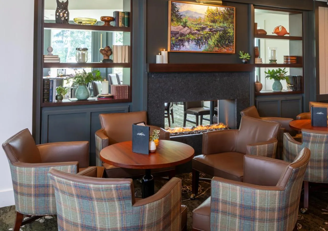 Lounge or bar in White Mountain Hotel and Resort