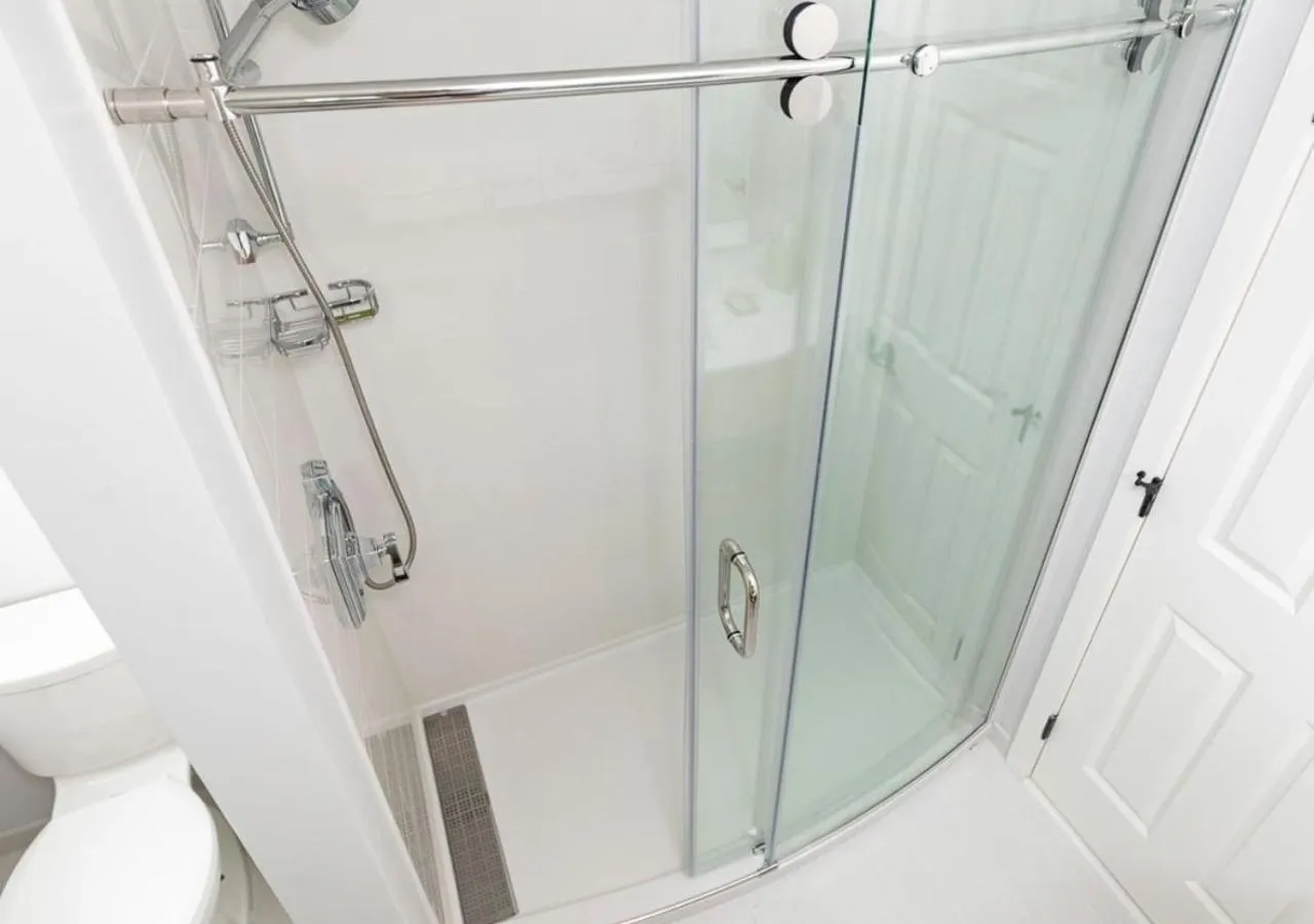 Shower in White Mountain Hotel and Resort