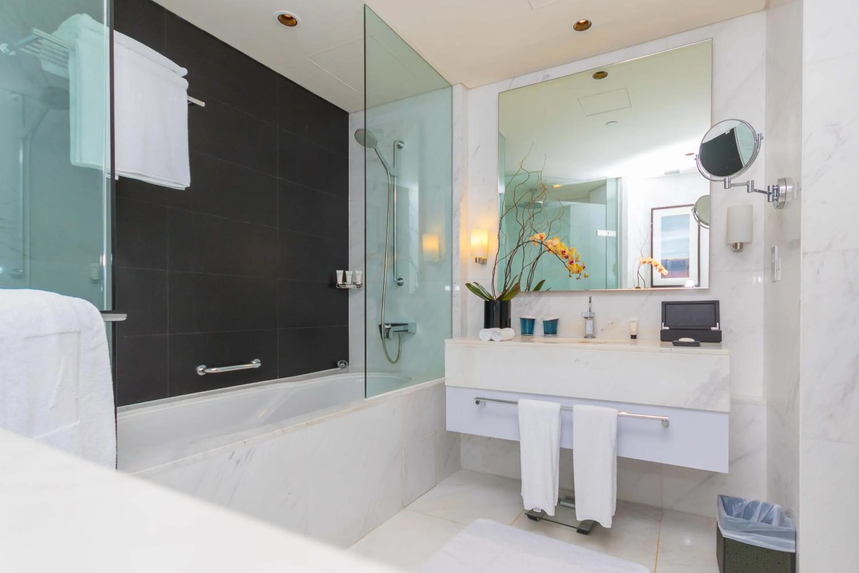 Shower in Westminster Dubai Mall