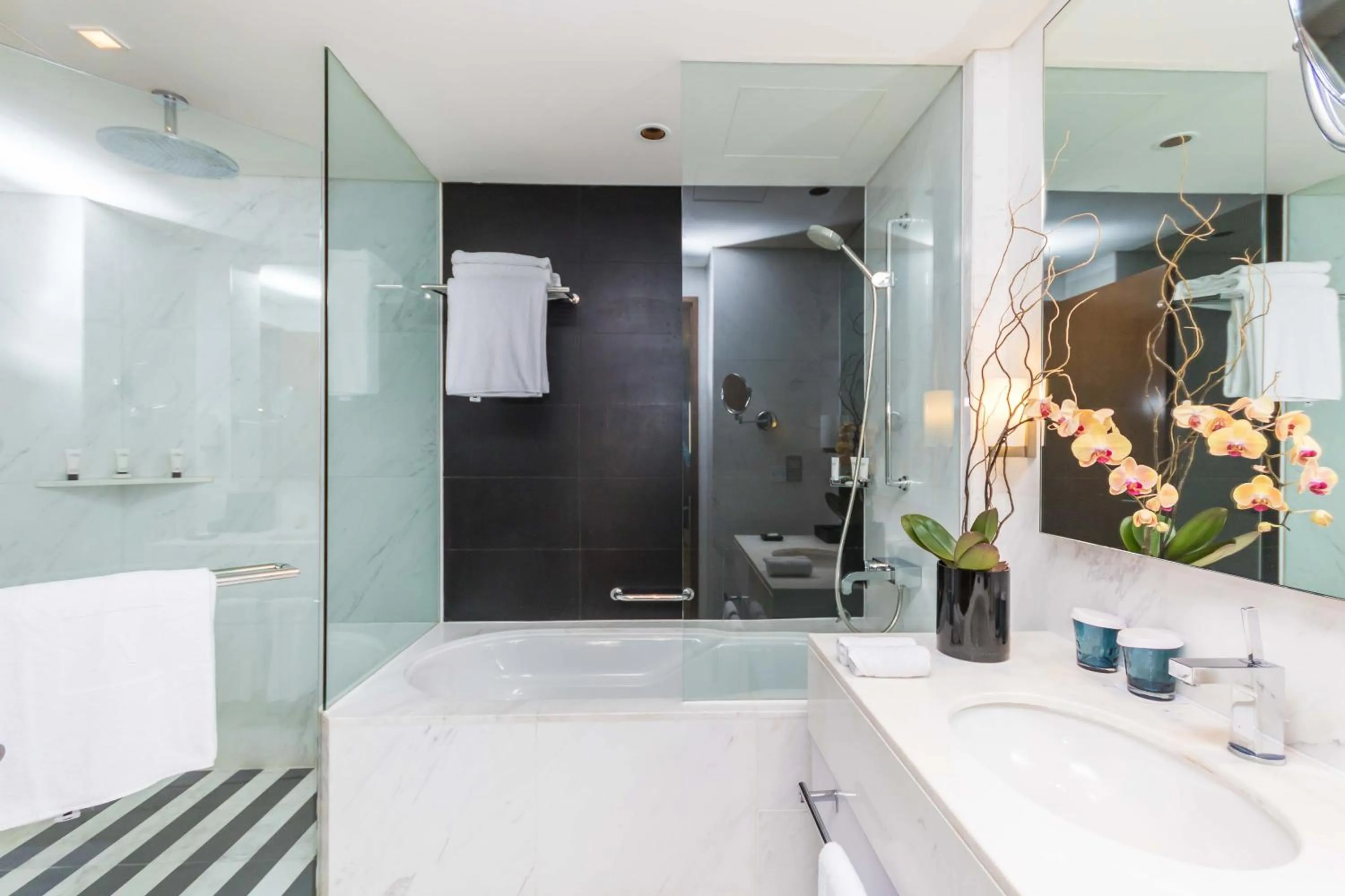 Shower in Westminster Dubai Mall