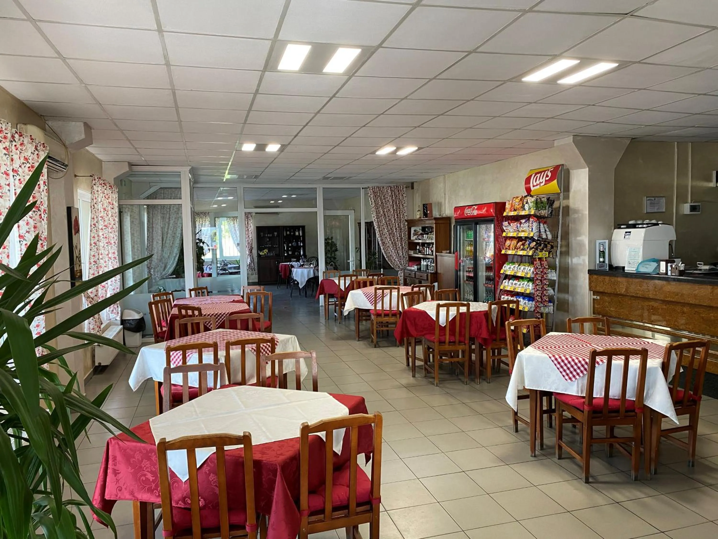 Restaurant/places to eat in KM 80 Restaurant & Hotel