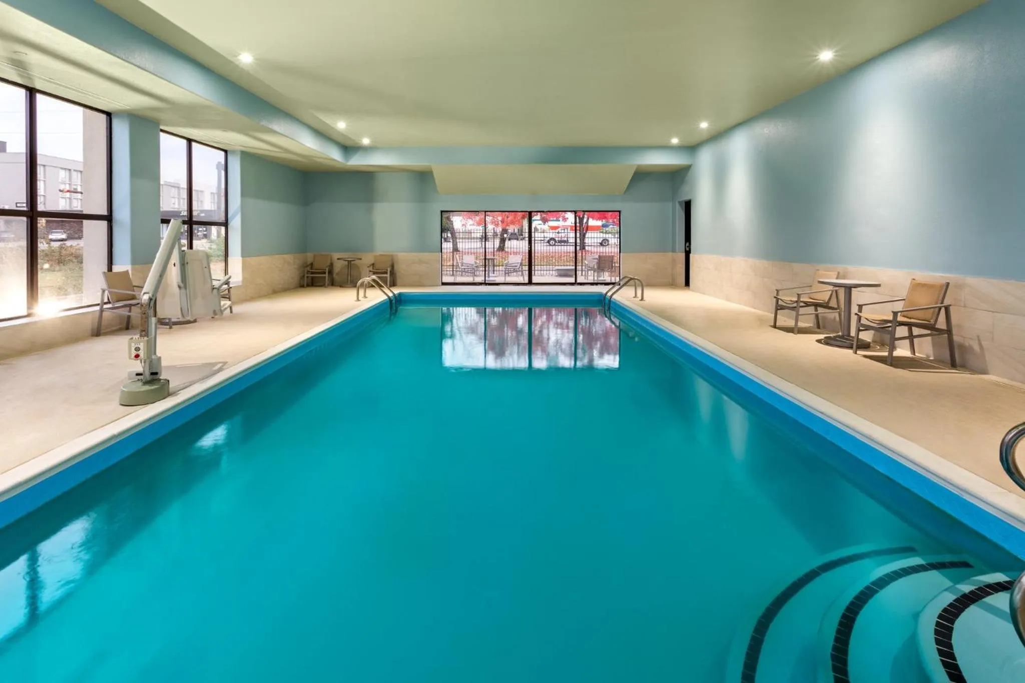 Swimming pool in Holiday Inn Express - New Albany