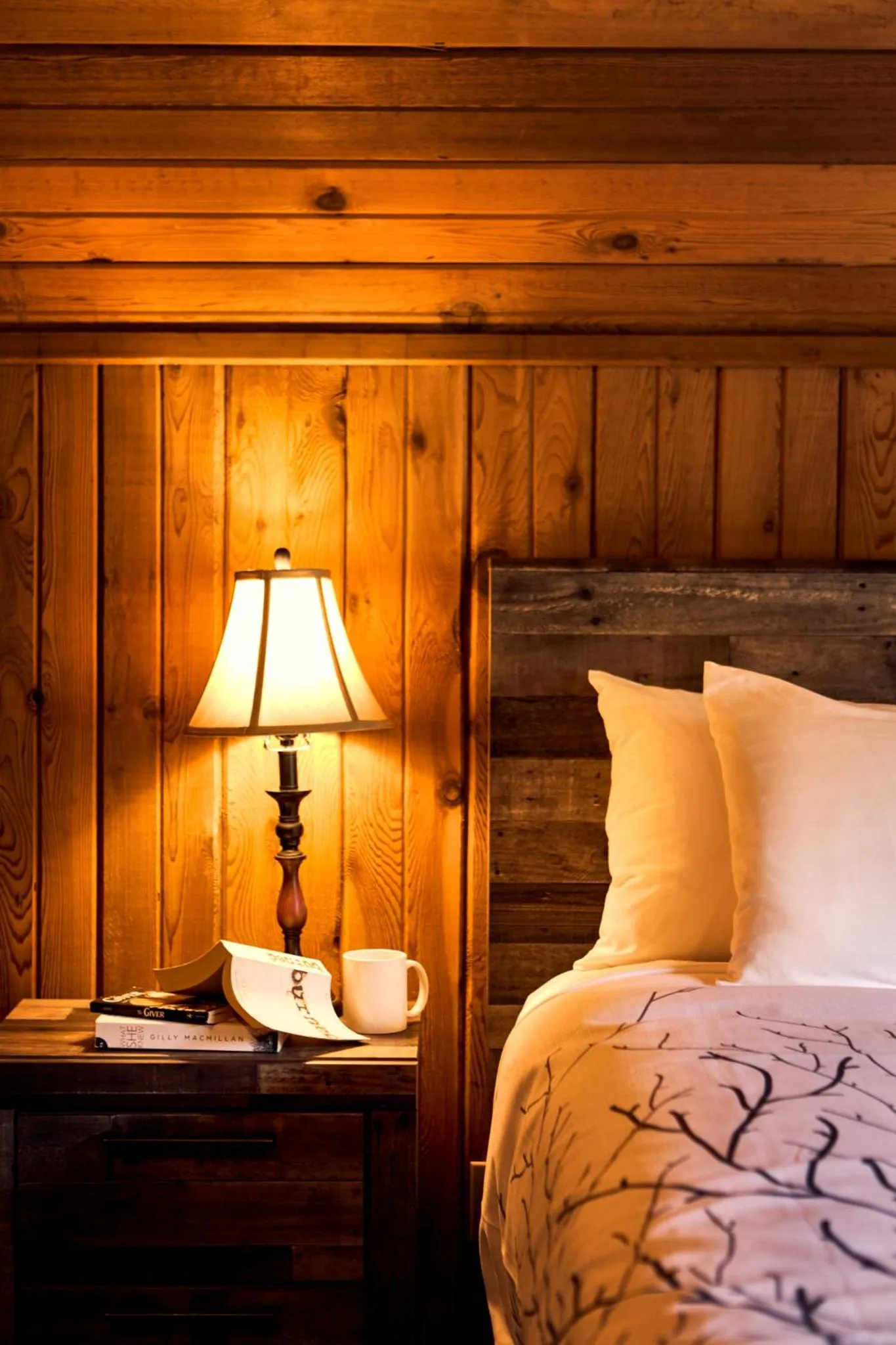 Bedroom, Bed in Banff Gate Mountain Resort