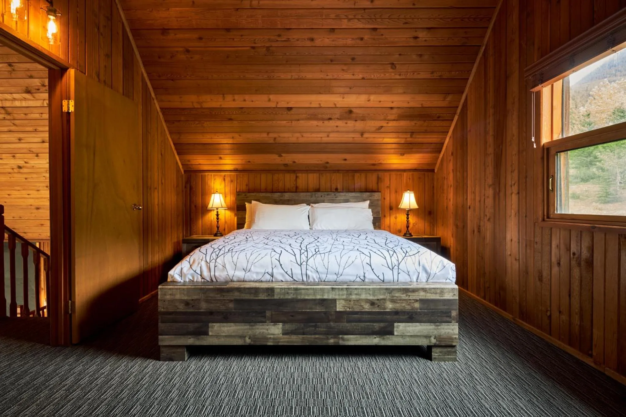 Bedroom, Bed in Banff Gate Mountain Resort